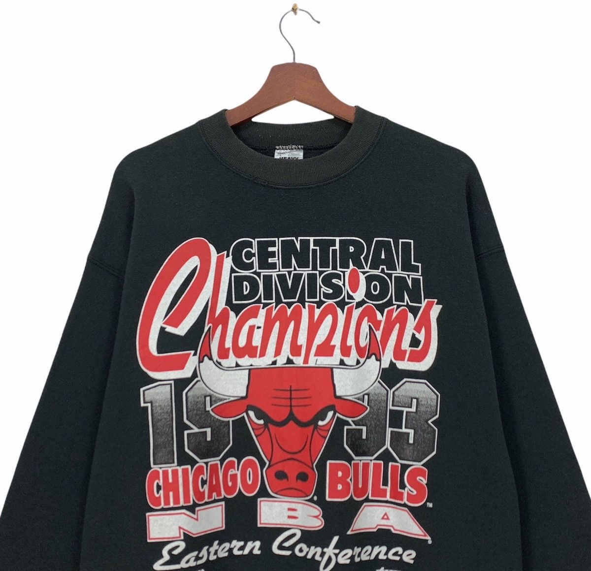 NBA RARE! VINTAGE 1993 CHAMPIONS CHICAGO BULLS BLACK CREWNECK Size US L / EU 52-54 / 3 - 3 Thumbnail