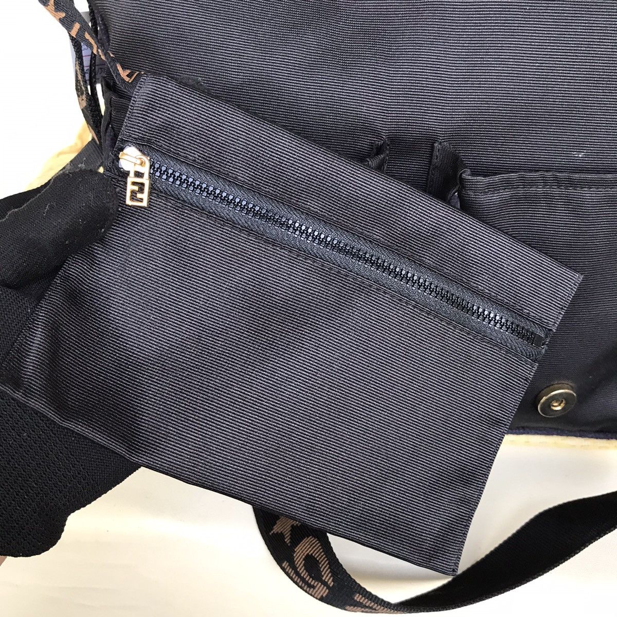 Fendi AUTHENTIC FENDI ROMA CROSSBODY BAG Size ONE SIZE - 16 Thumbnail