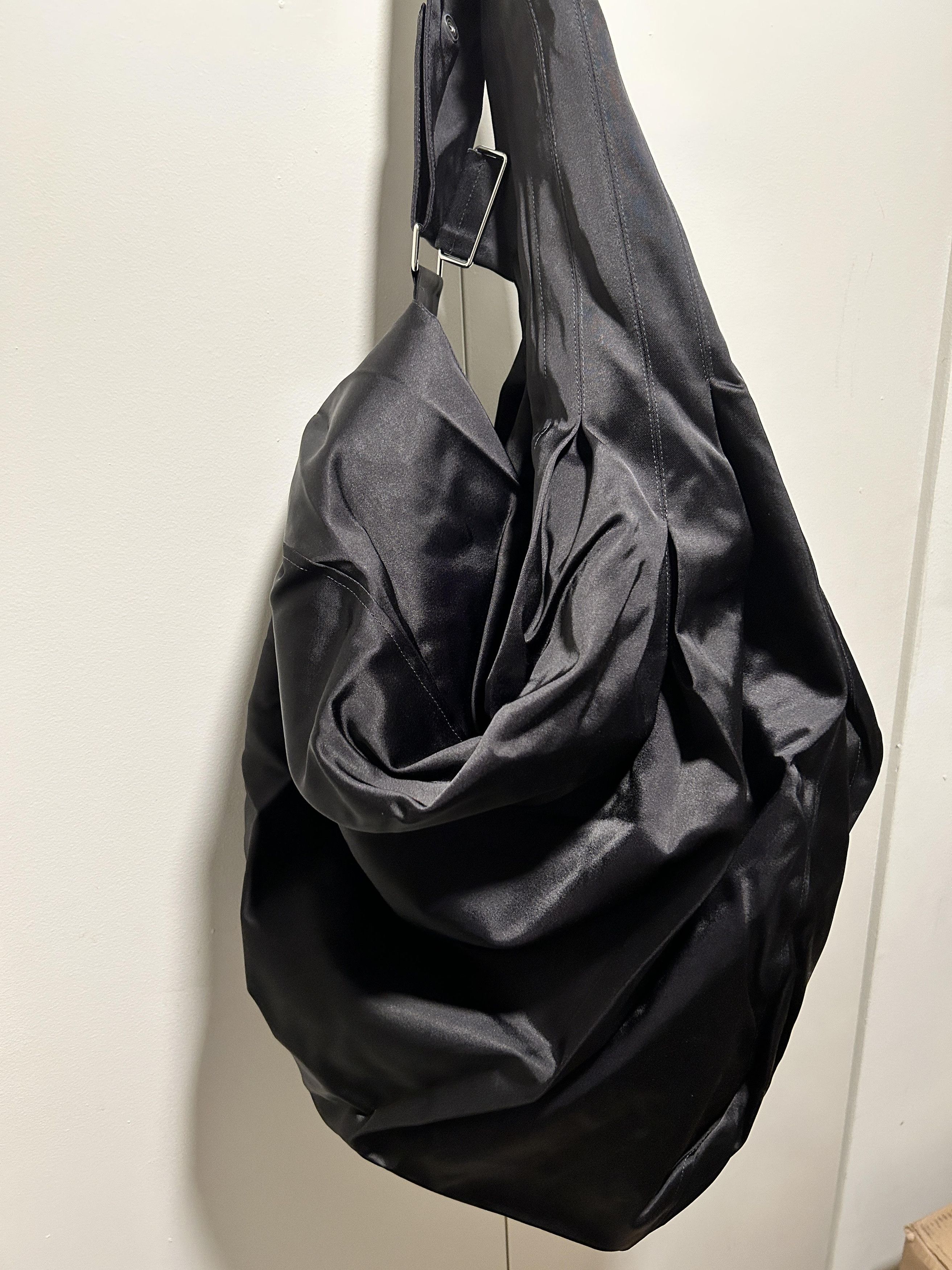 Kiko Kostadinov Kiko Kostadinov Haidu Carryall Tech Satin Bag Black Size ONE SIZE - 2 Thumbnail