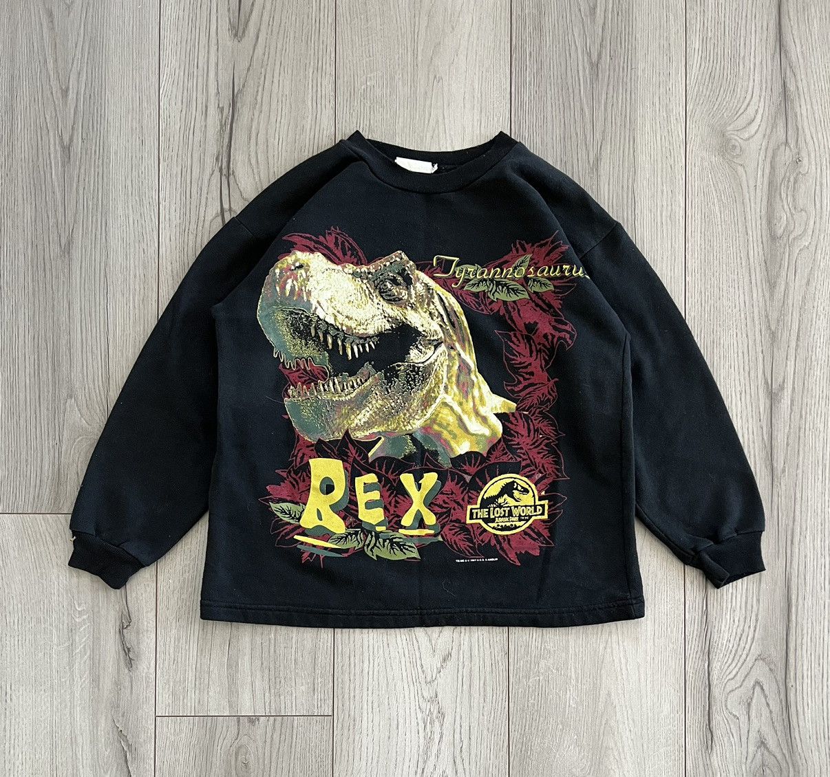 Jurassic Park Classic Retro Red Distressed Logo Sweatshirt Noir  7cbab56d 4168 5c7e Aee8 C9b9ad867d2f