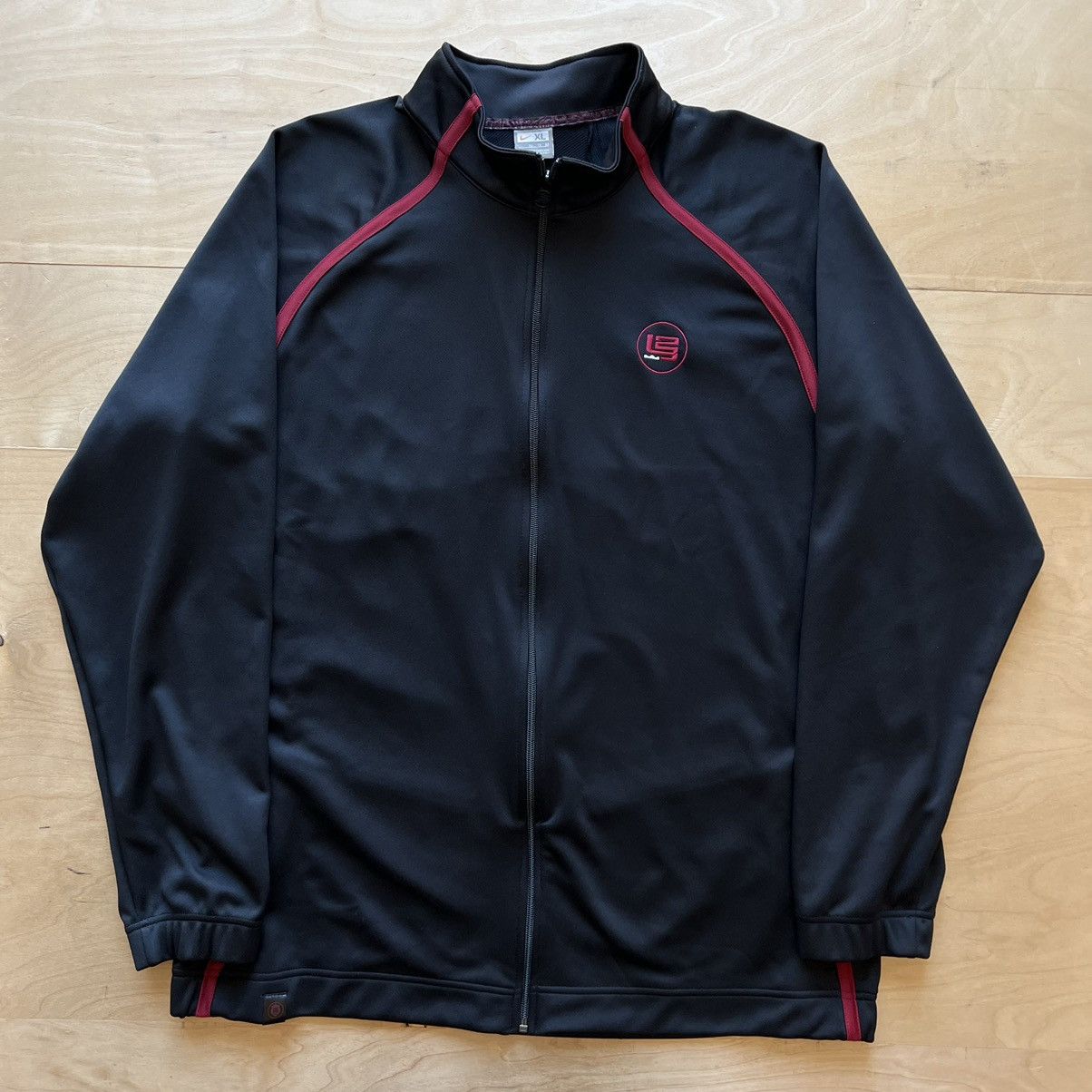 Nike × Vintage Vintage Lebron James Nike Jacket XL Black Red NBA Basketball Size US XL / EU 56 / 4 - 1 Thumbnail