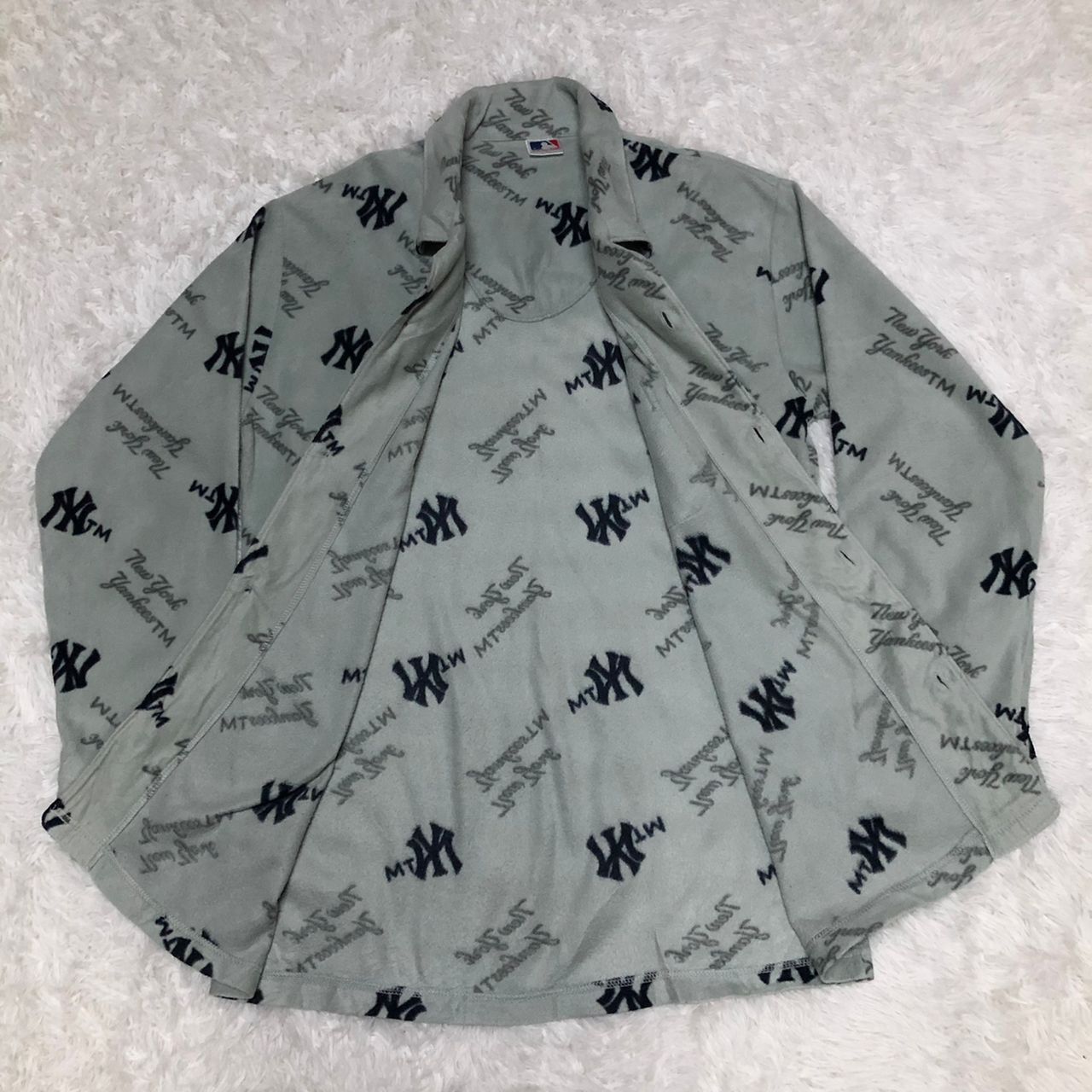 MLB New York Yankees fleece button up night wear Size US M / EU 48-50 / 2 - 6 Thumbnail