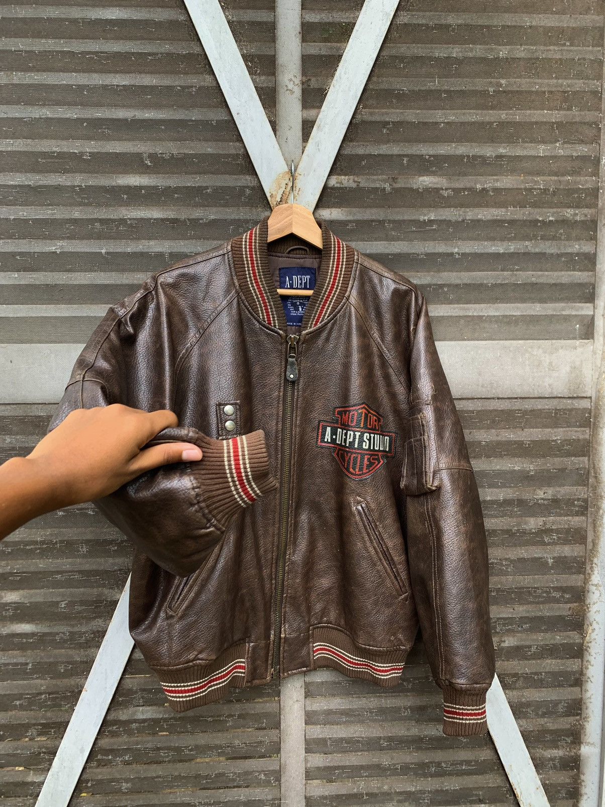 Vintage 🪖Vintage FLYING SHARK MILITARY BROWN LEATHER BOMBER JACKET Size US L / EU 52-54 / 3 - 4 Thumbnail