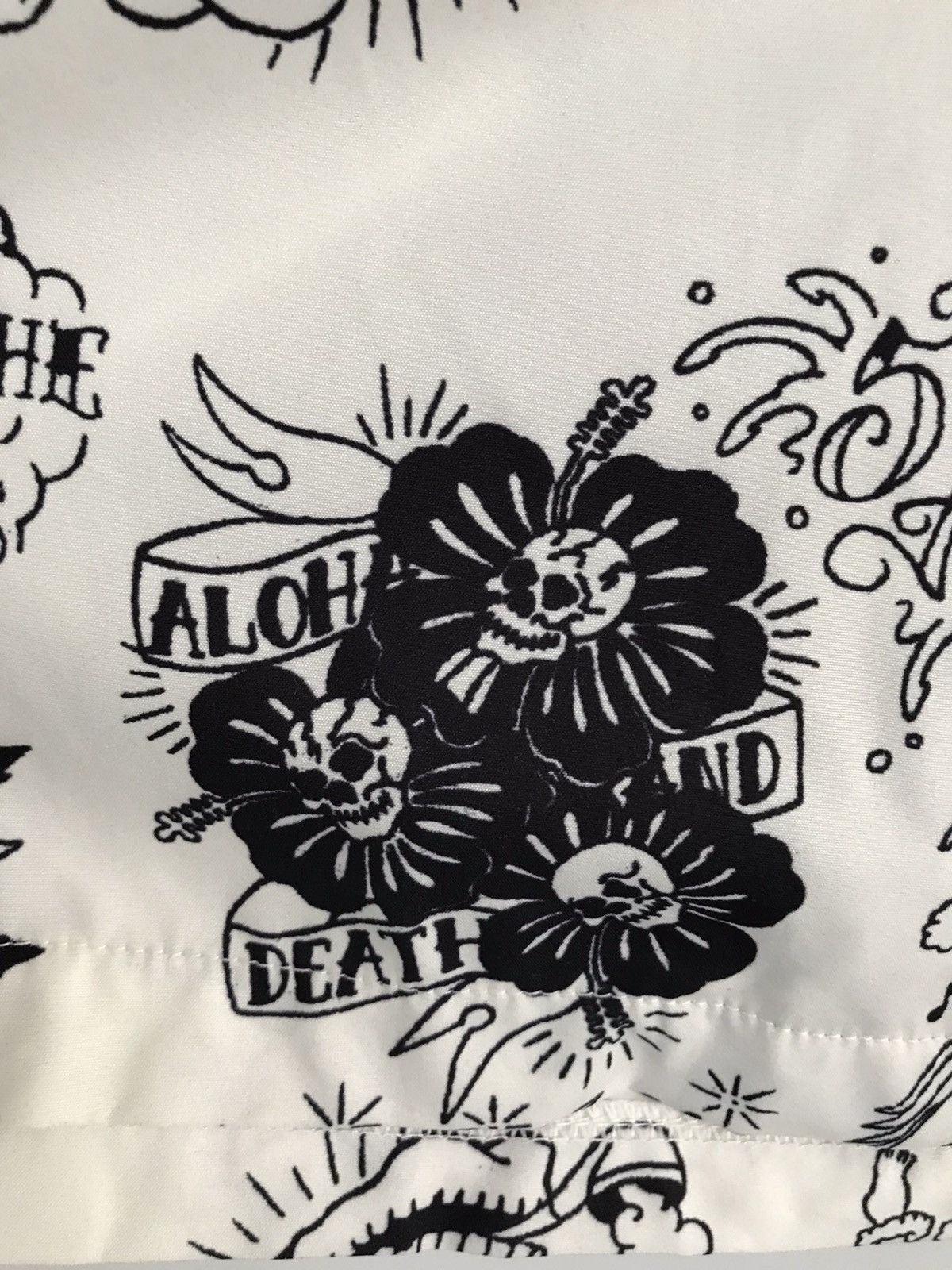 Japanese Brand Rfausntiy Skull Pattern Vector Art Hawaiian Shirt Size US XXL / EU 58 / 5 - 12 Thumbnail