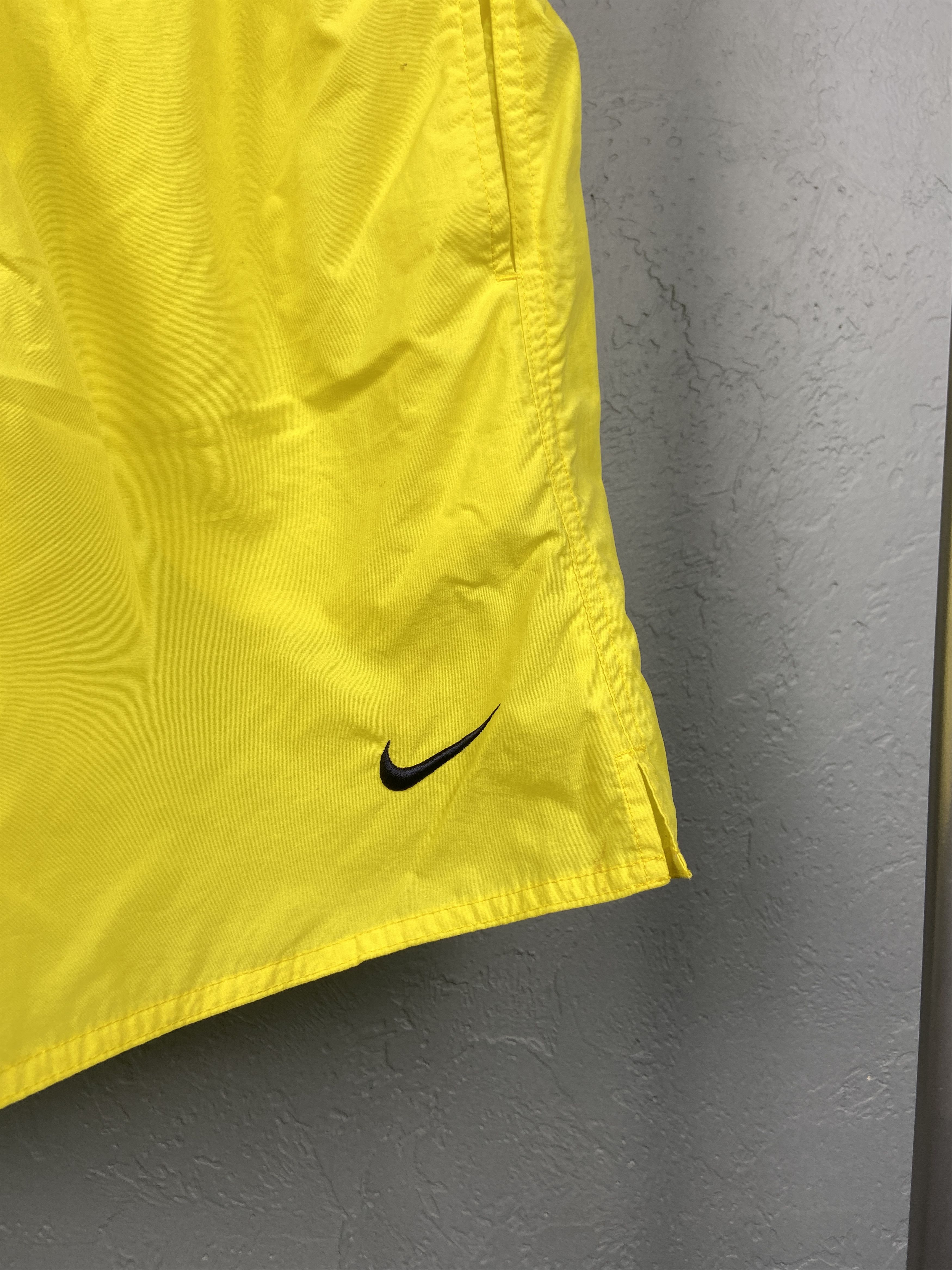 Nike Nike 90s Vintage Mens Nylon Shorts Size US 32 / EU 48 - 4 Thumbnail