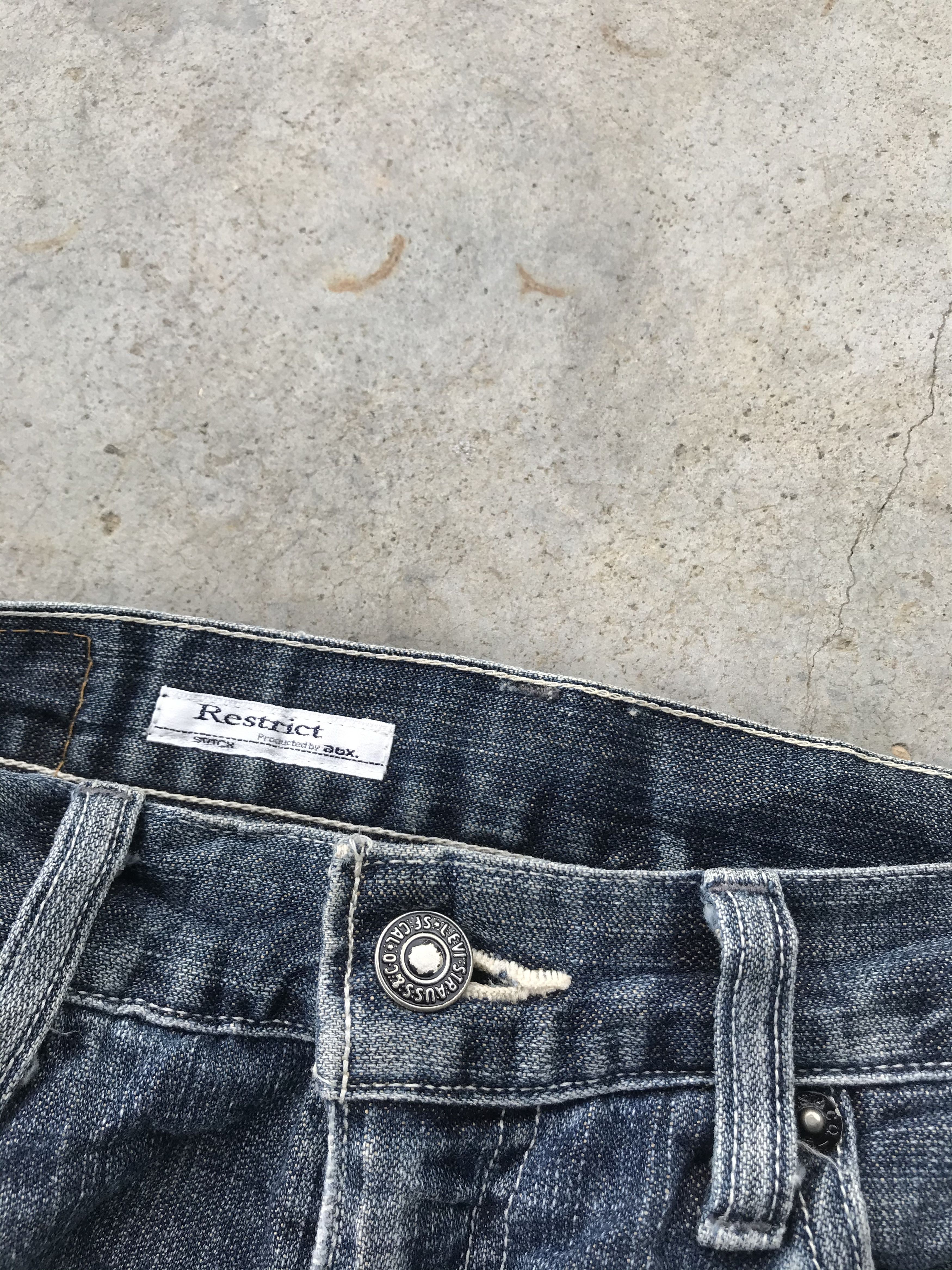 Levi's Levis dark blue denim cargo pants Size US 30 / EU 46 - 4 Thumbnail