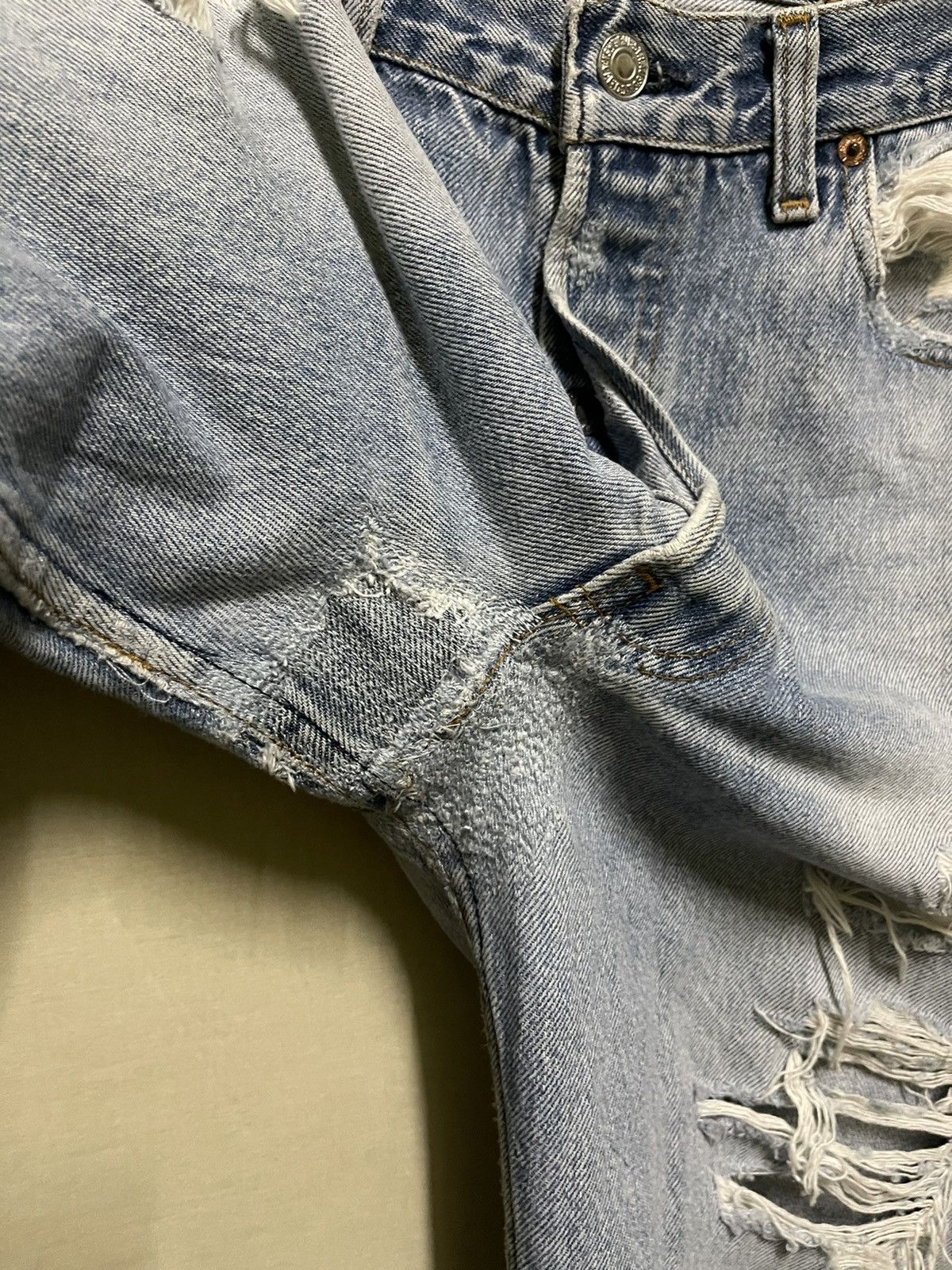 Levi's Vintage Clothing Vintage Thrashed Levis 501 Jeans Size US 33 - 10 Thumbnail