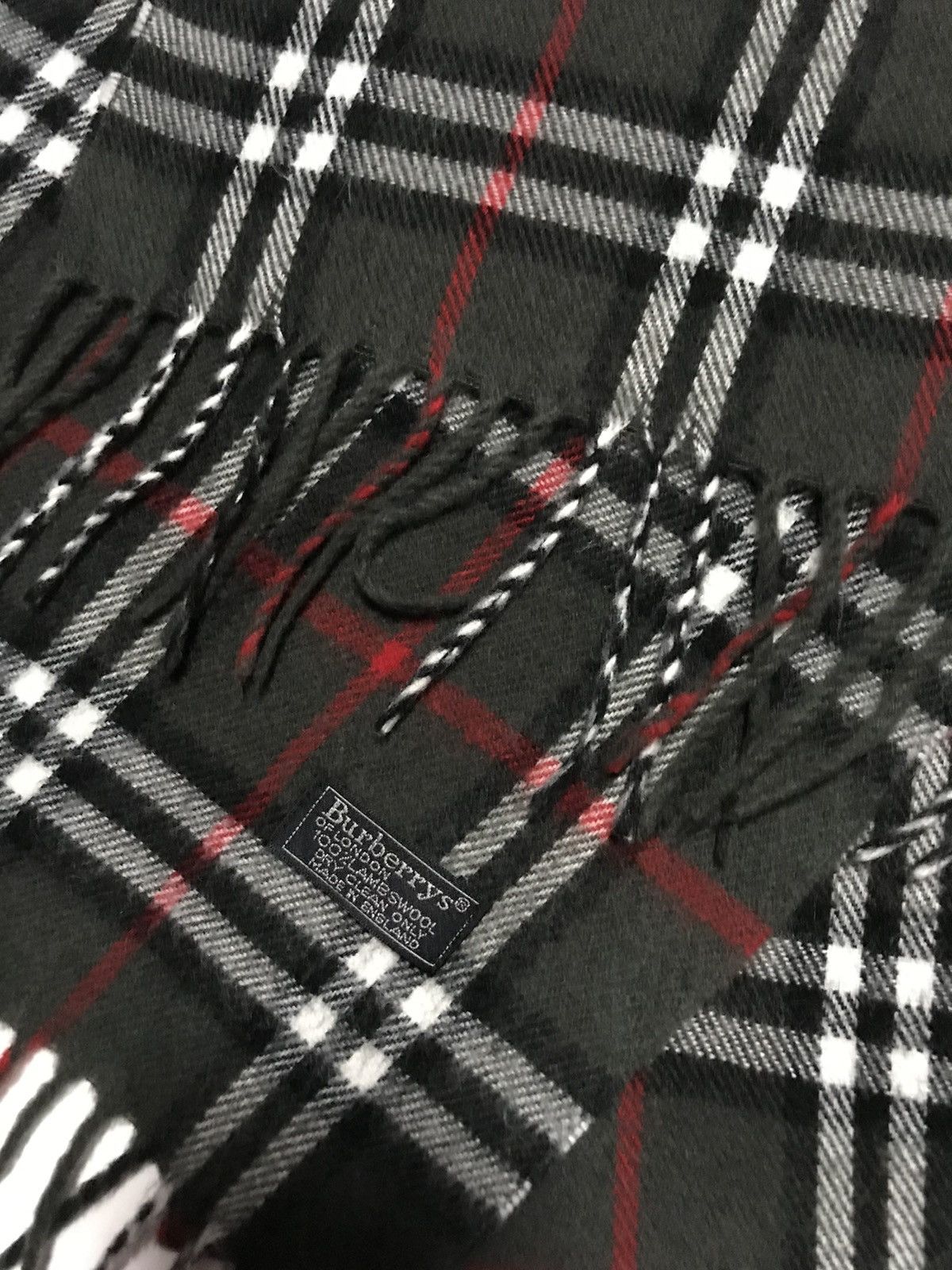 Burberry VINTAGE BURBERRYS GREY CHECK PLAID SCAF WOOL ENGLAND Size ONE SIZE - 2 Thumbnail