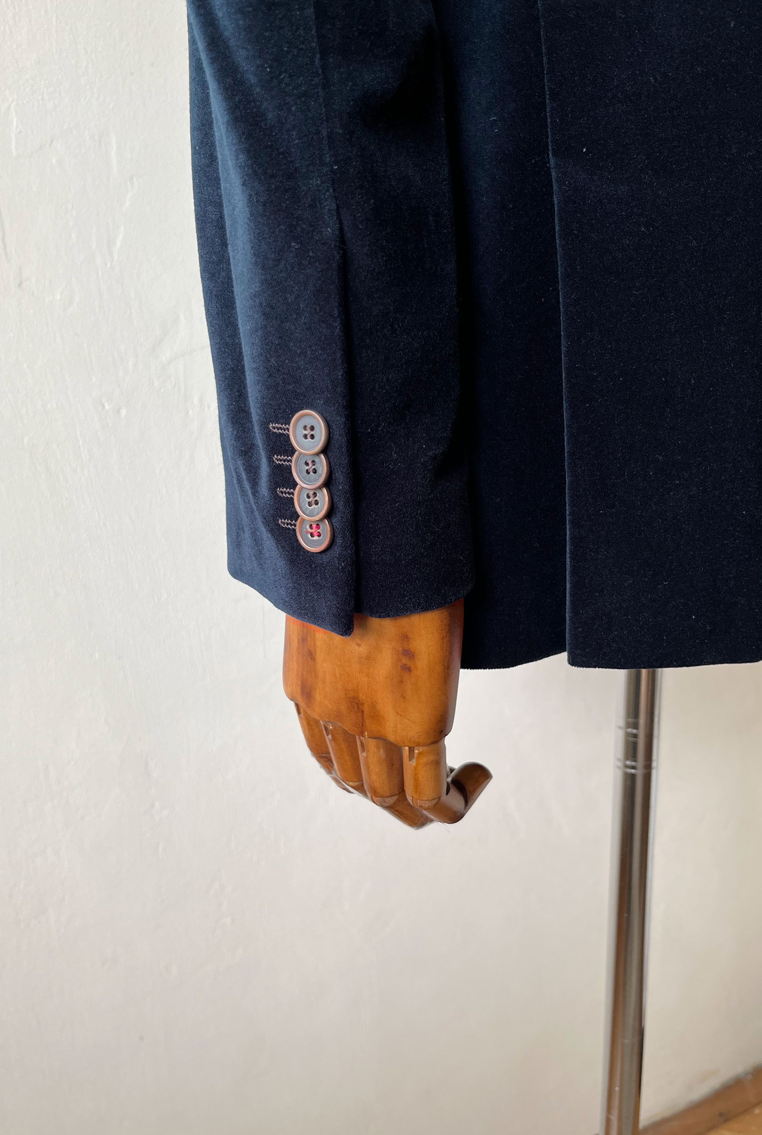Vintage Velvet Peak Lapels Men's Tuxedo - Pit to pit 22.05in / 56cm Size 40R - 4 Thumbnail