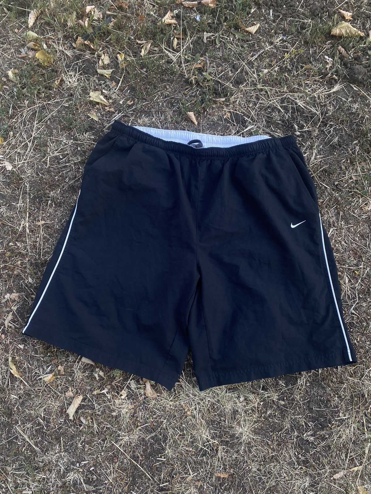 Nike Vintage Nike shorts streetwear swoosh casual y2k size XXL Size US 38 / EU 54 - 1 Thumbnail