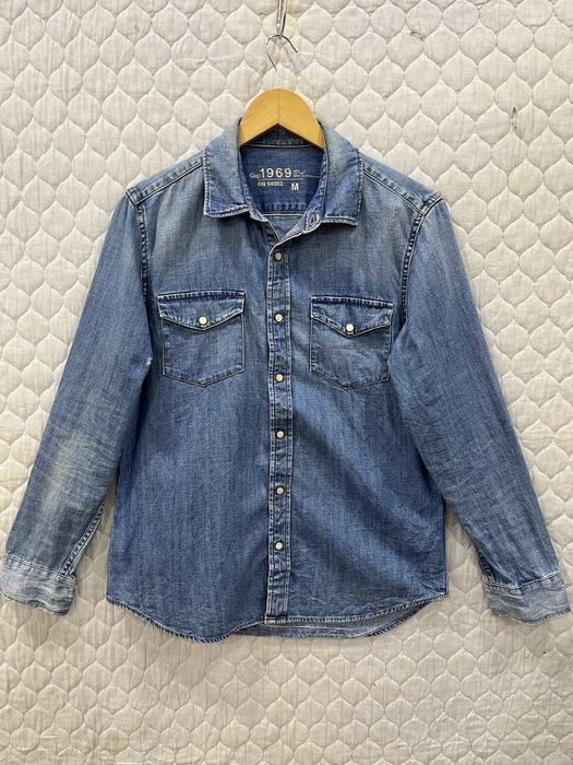 Gap (Ddd). GAP SNAP BUTTON UP DENIM SHIRT