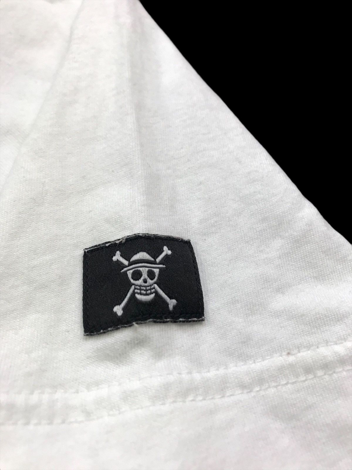 Anime UNIQLO ONE PIECE TRAFALGAR. LAW T-SHIRT Size US L / EU 52-54 / 3 - 7 Thumbnail
