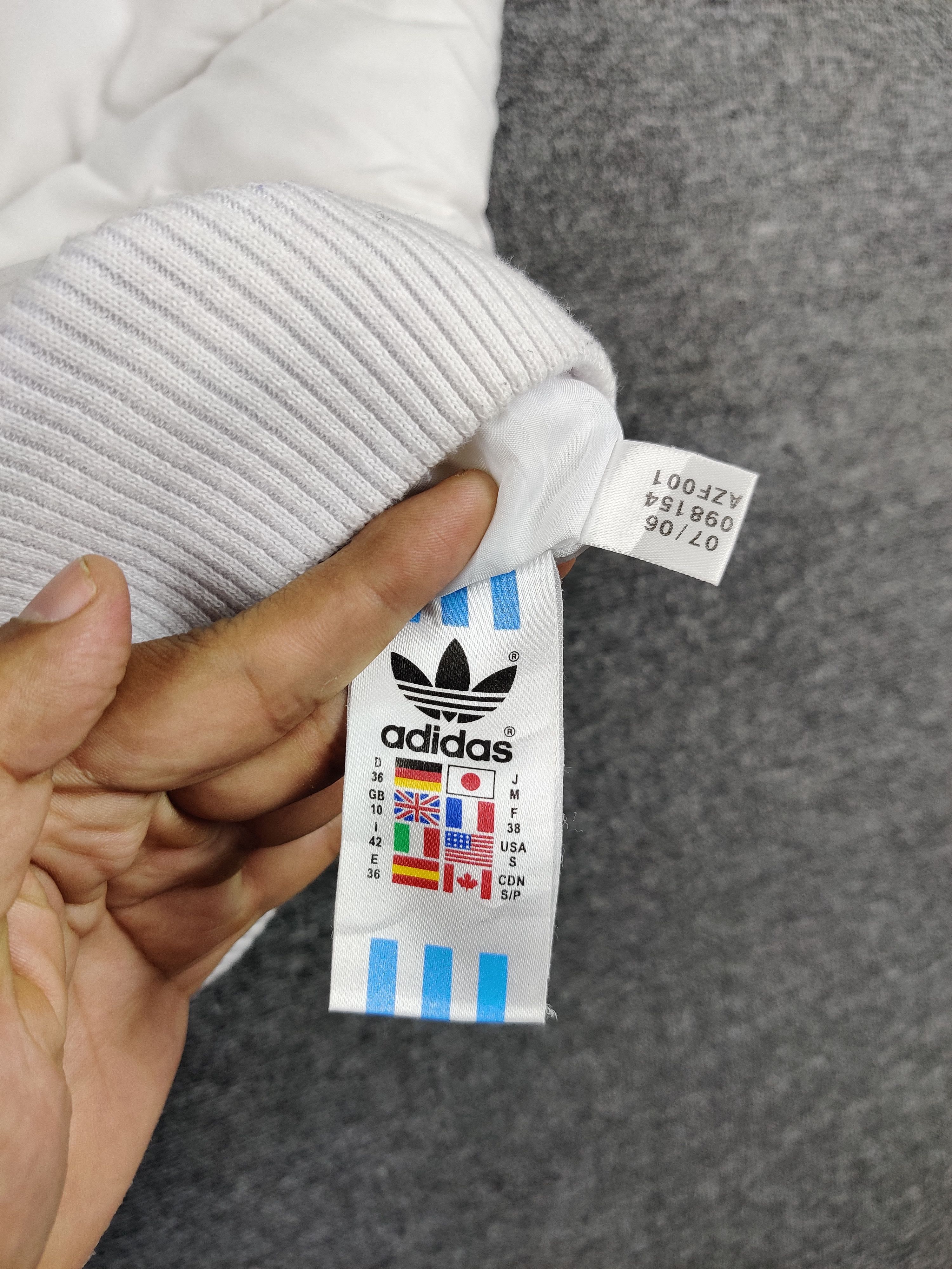 Adidas Vintage Adidas Down Puffer Vest Size US L / EU 52-54 / 3 - 11 Thumbnail