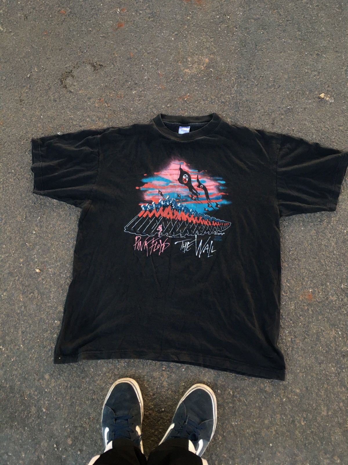 Image of Band Tees x Pink Floyd Vintage 1982 Pink Floyd The Wall Movie Winterland Tag in Black (Size XL)