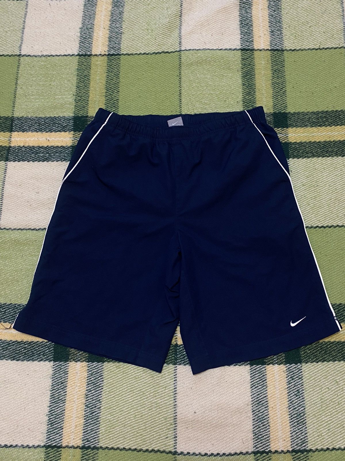 Nike Vintage Nike shorts streetwear swoosh casual y2k size L Size US 34 / EU 50 - 1 Thumbnail