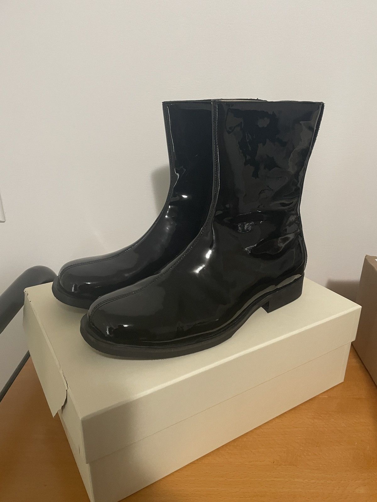 Our legacy slim camion black patent 42
