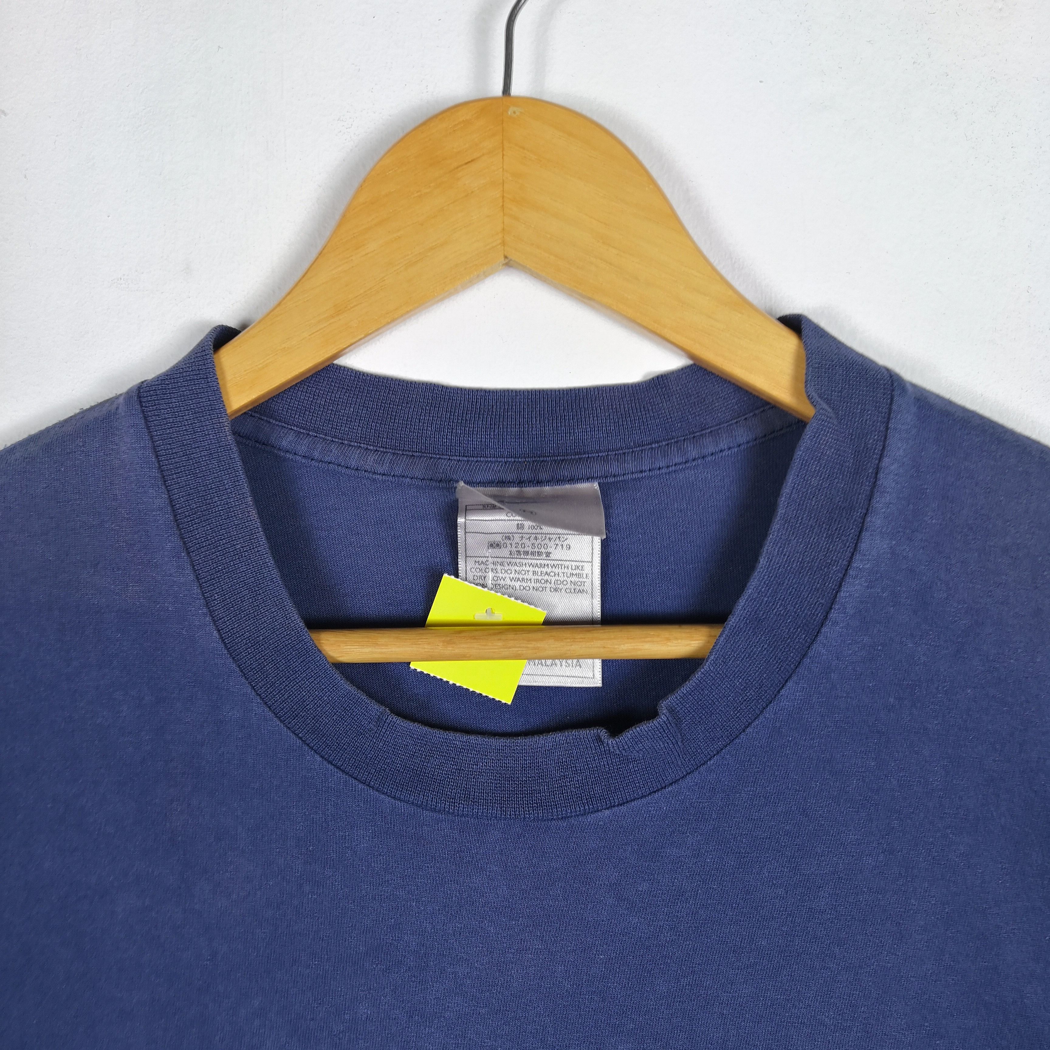 Nike Vintage 90s Nike T-Shirt Nike Swoosh Shoes Crewneck Tees Size US M / EU 48-50 / 2 - 5 Thumbnail