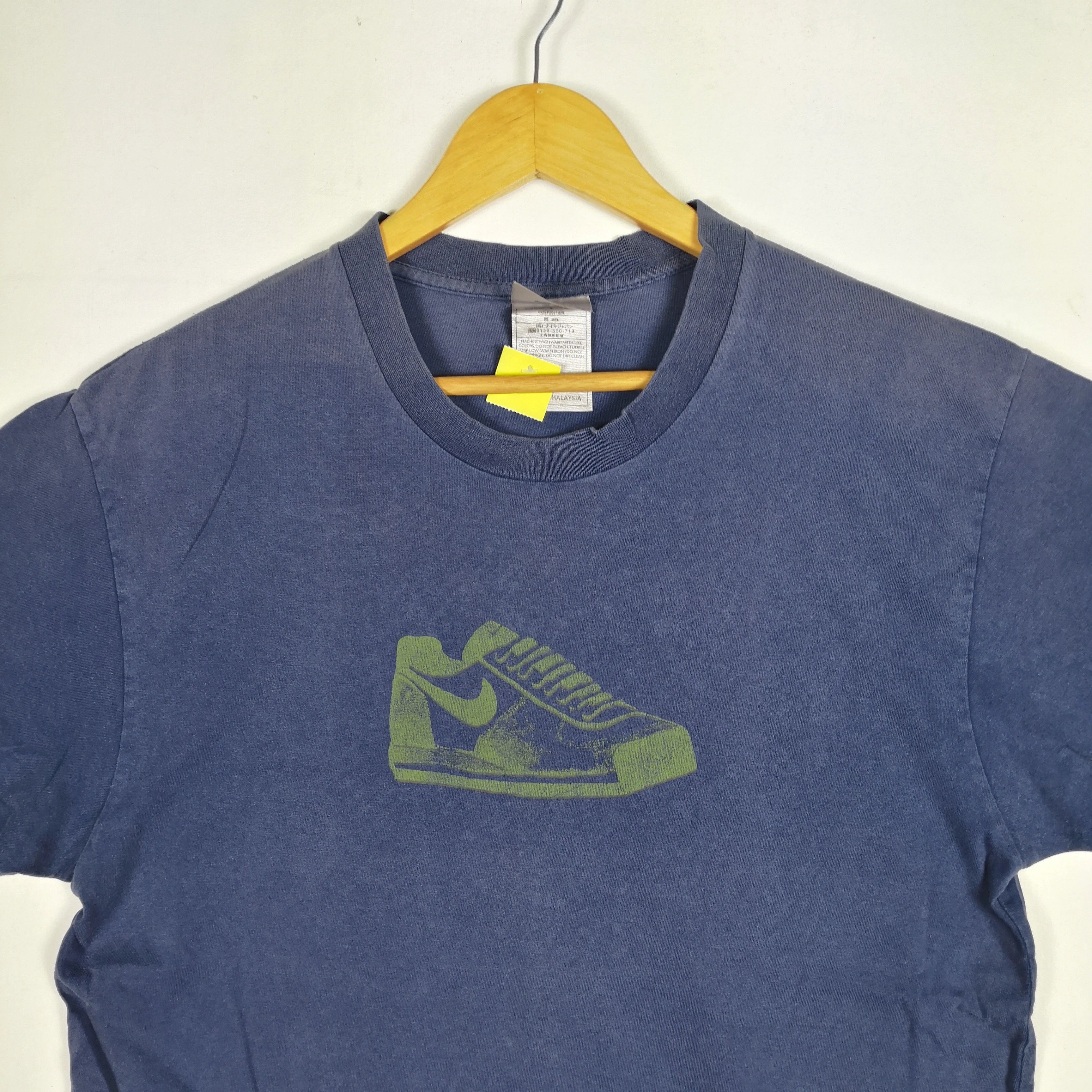 Nike Vintage 90s Nike T-Shirt Nike Swoosh Shoes Crewneck Tees Size US M / EU 48-50 / 2 - 3 Thumbnail