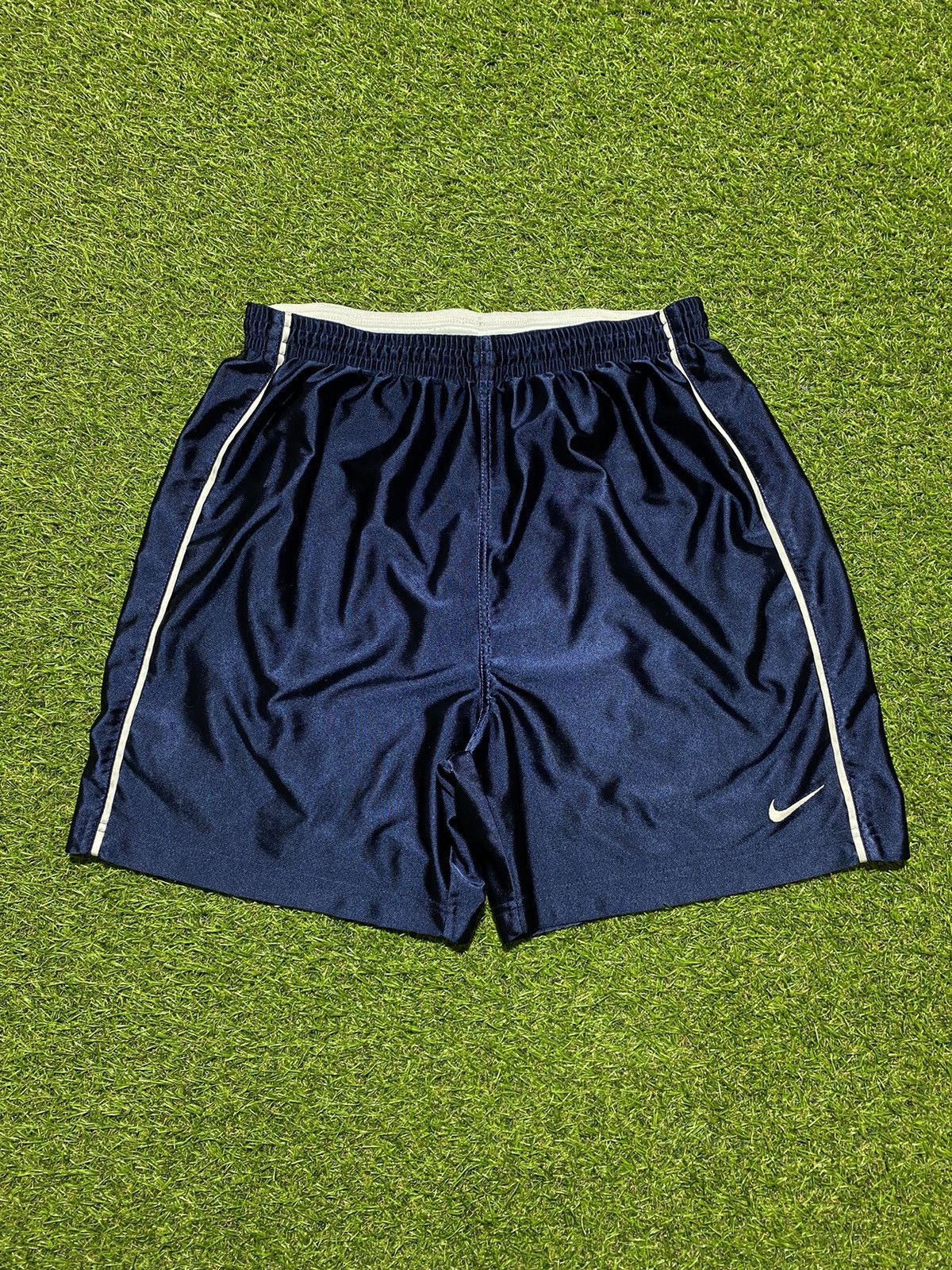 Nike Vintage Nike shorts streetwear swoosh casual y2k size L Size US 34 / EU 50 - 1 Thumbnail