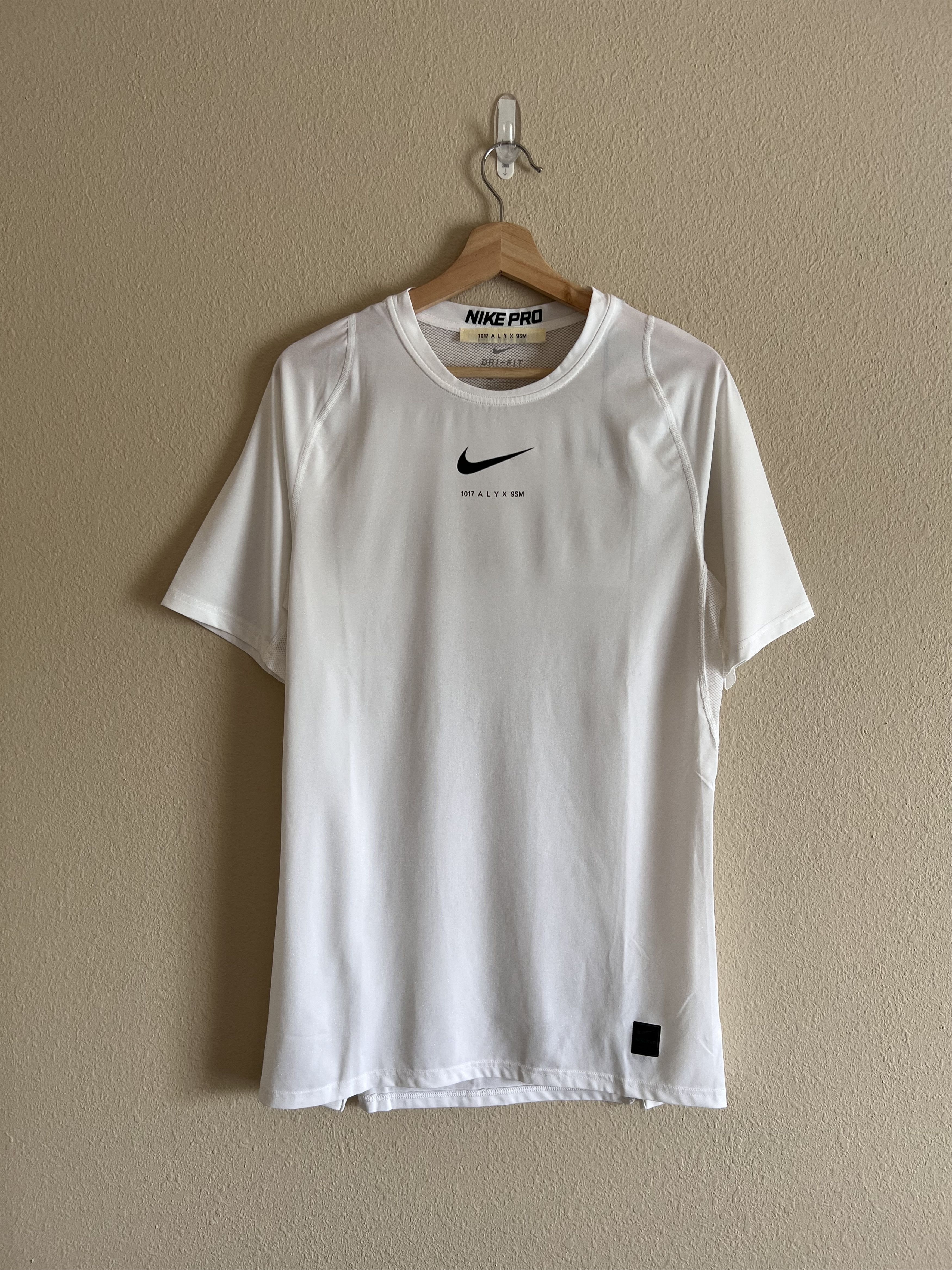 1017 ALYX 9SM × Nike 1017 Alyx 9SM Nike Glitter Dri Fit Tee White Size US XXL / EU 58 / 5 - 1 Thumbnail