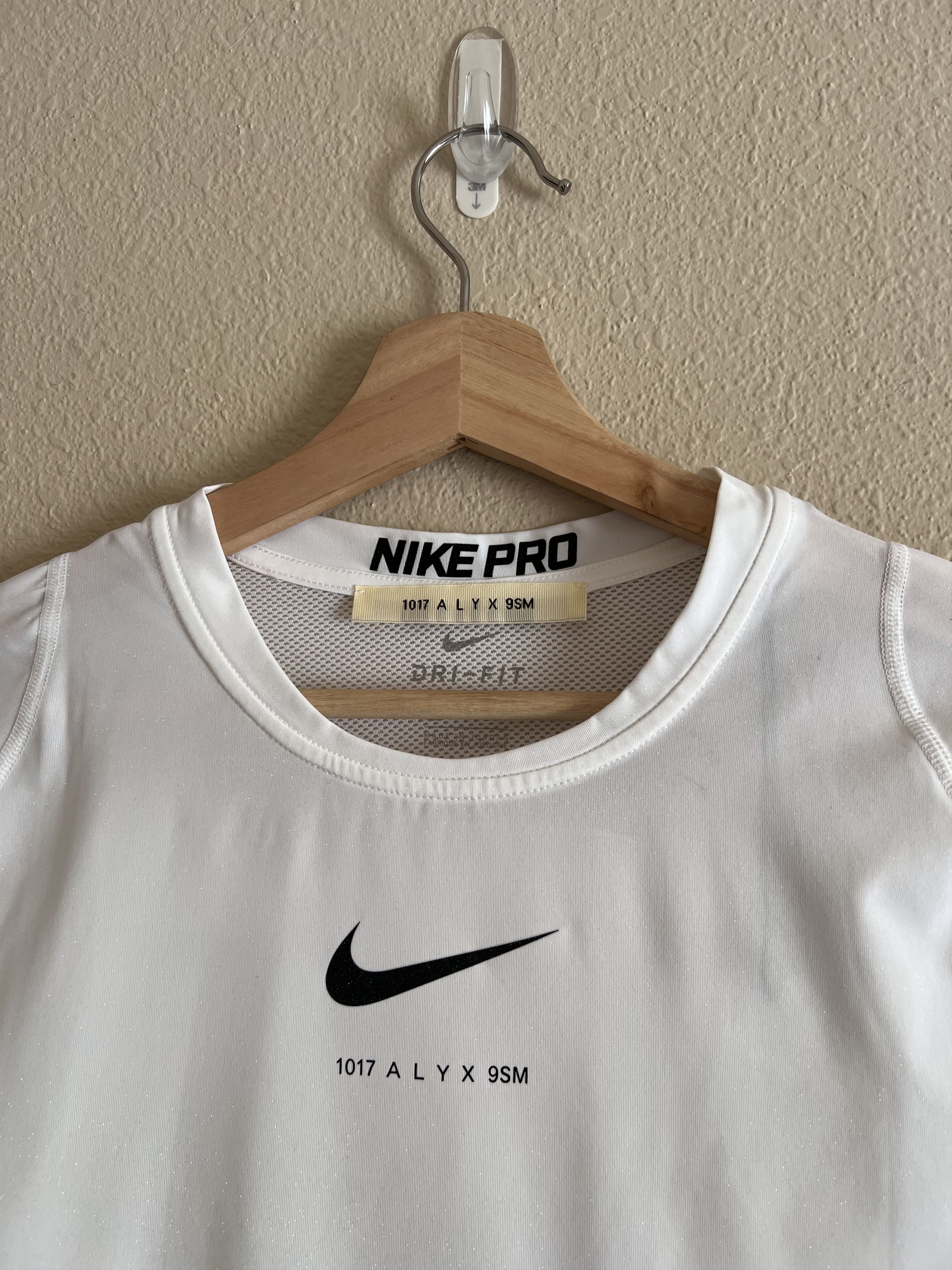 1017 ALYX 9SM × Nike 1017 Alyx 9SM Nike Glitter Dri Fit Tee White Size US XXL / EU 58 / 5 - 2 Thumbnail