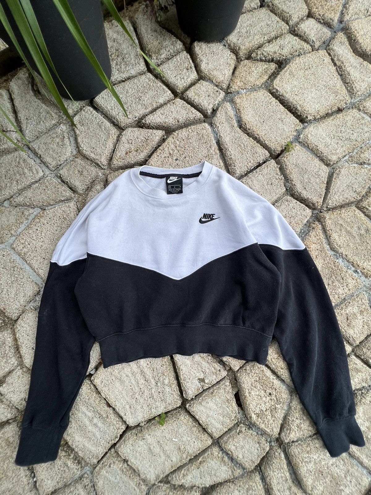 Nike 🔥Nike V Pattern Cropped Crewneck Sweatshirts Size US M / EU 48-50 / 2 - 1 Thumbnail