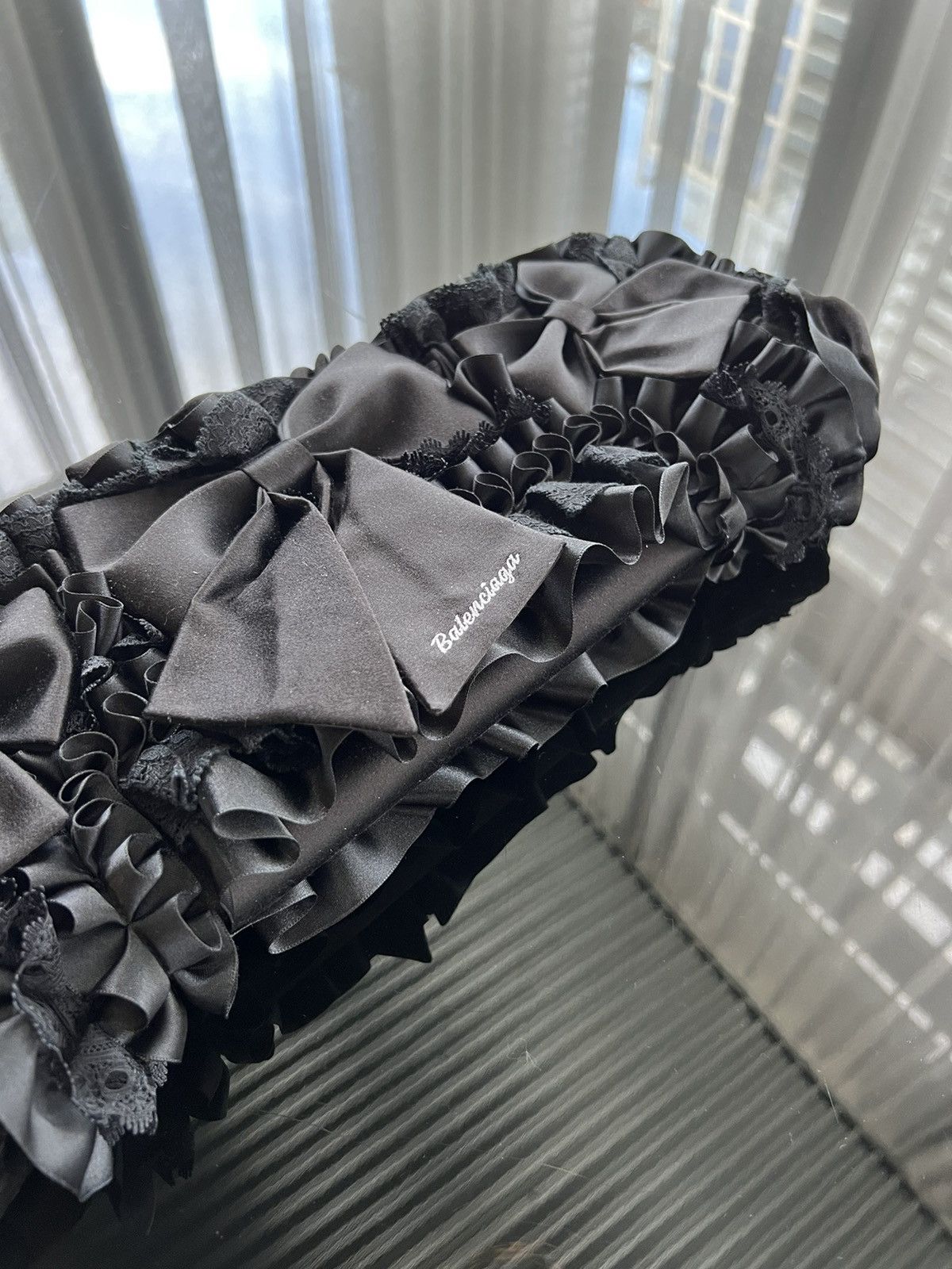 ❤️‍🔥RUNWAY❤️‍🔥Balenciaga Ruffled Satin Clutch Bag