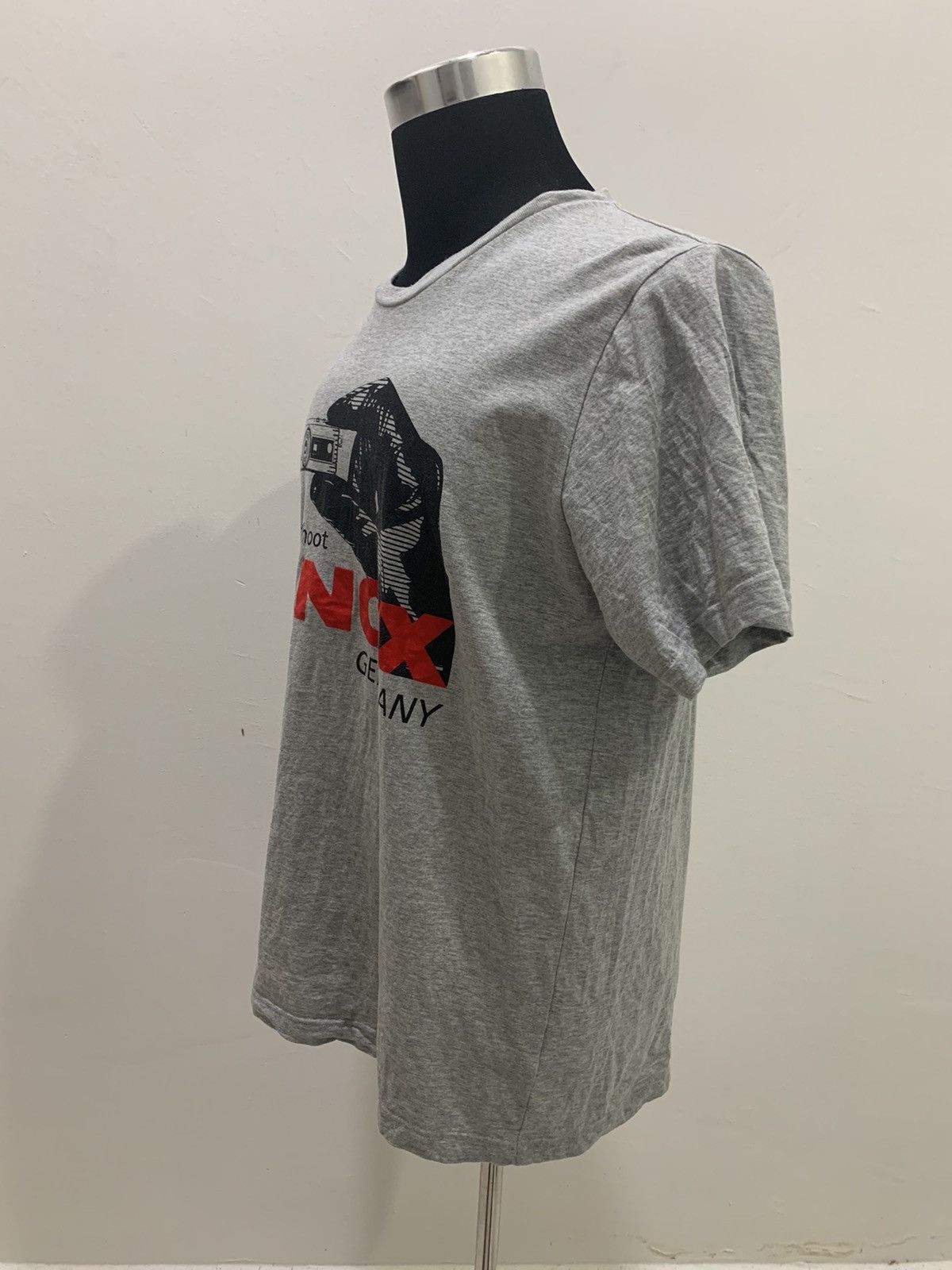Uniqlo UNIQLO Minox Germany License to Shoot Photographer Tshirt Size US XL / EU 56 / 4 - 4 Thumbnail