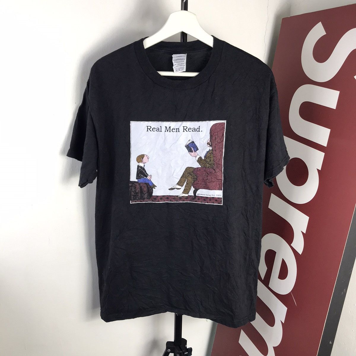 image of Edward Gorey Real Men Read T-Shirt Art Y2K M in Black (Size Medium)