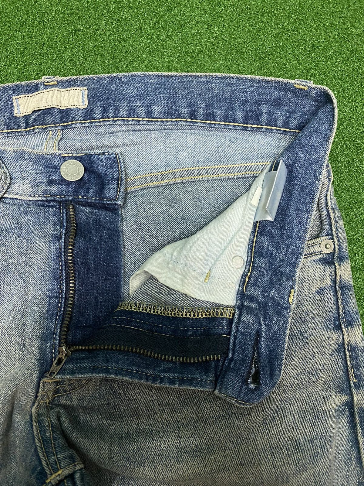 Japanese Brand DISTRESSED UNIQLO SELVAGE DENIM SIZE 30 Size US 30 / EU 46 - 5 Thumbnail