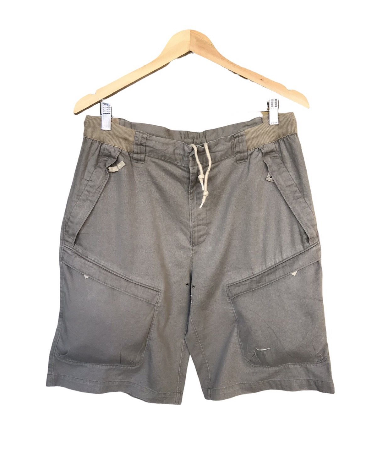 image of Nicenike Small Swoosh Cargo Short Pants in Khaki, Men's (Size 32)