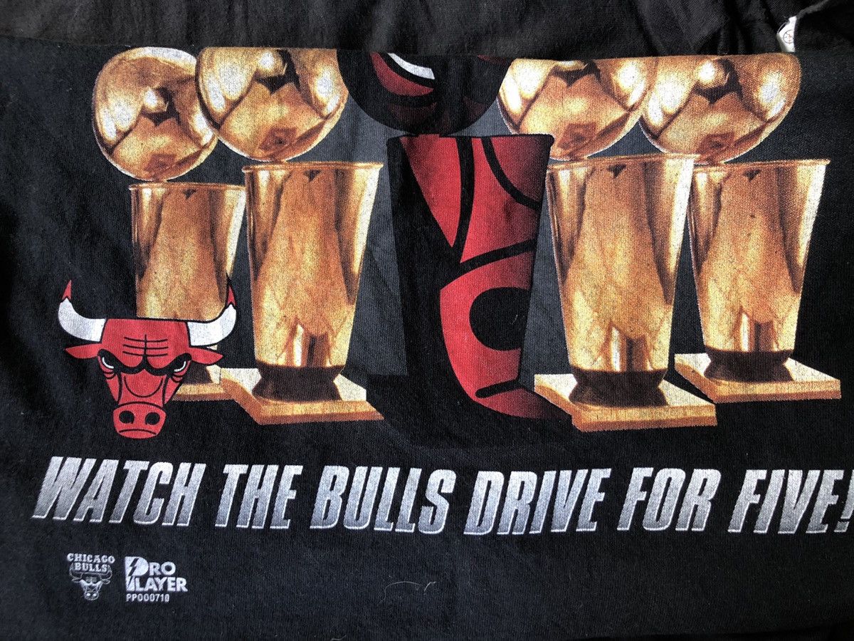 NBA SINGLE STITCH Chicago bull watch the bulls drive for five! Size US M / EU 48-50 / 2 - 9 Thumbnail