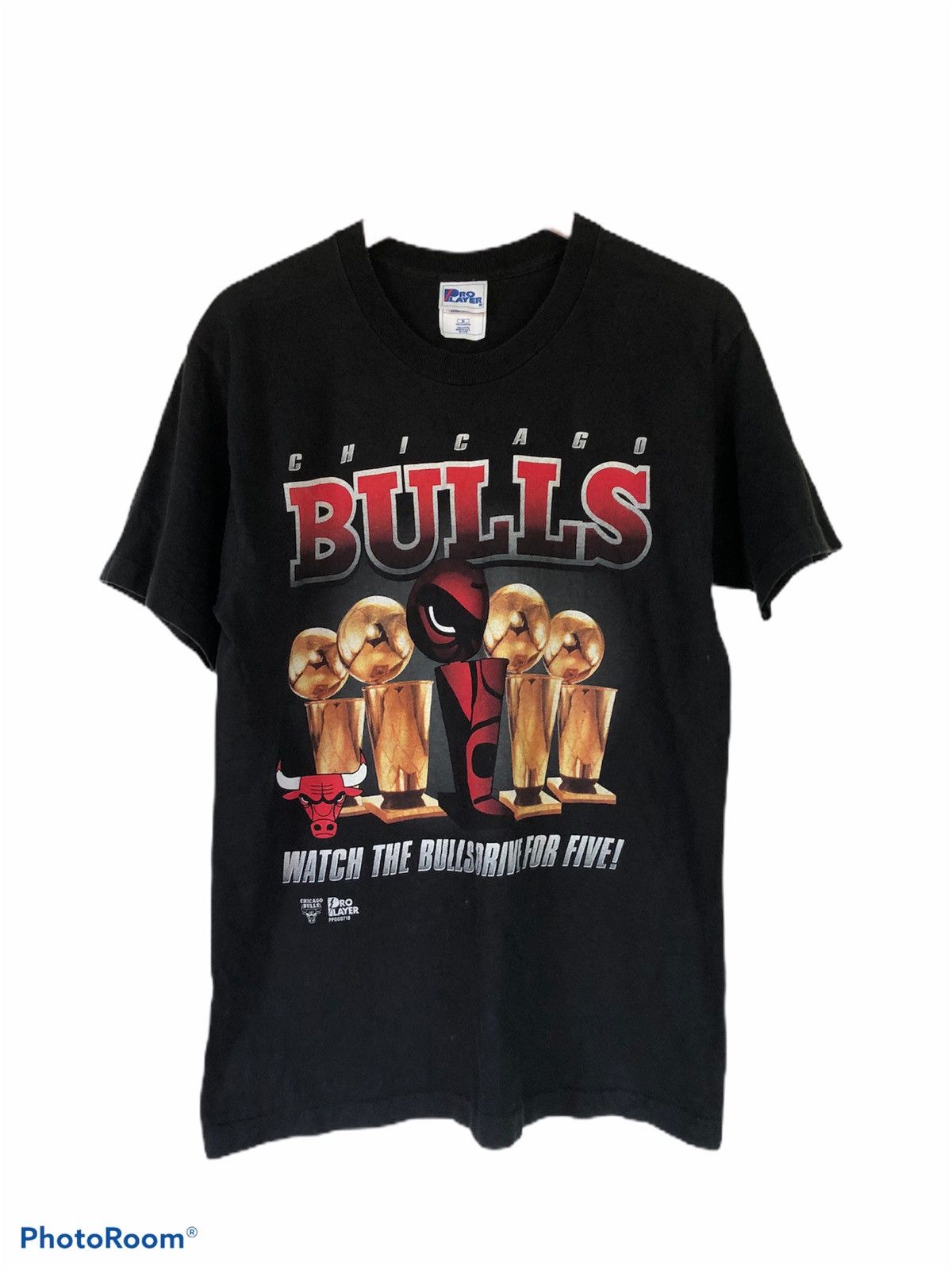image of Chicago Bulls x NBA Single Stitch Chicago Bull Watch The Bulls Drive For Five! in Black (Size Mediu