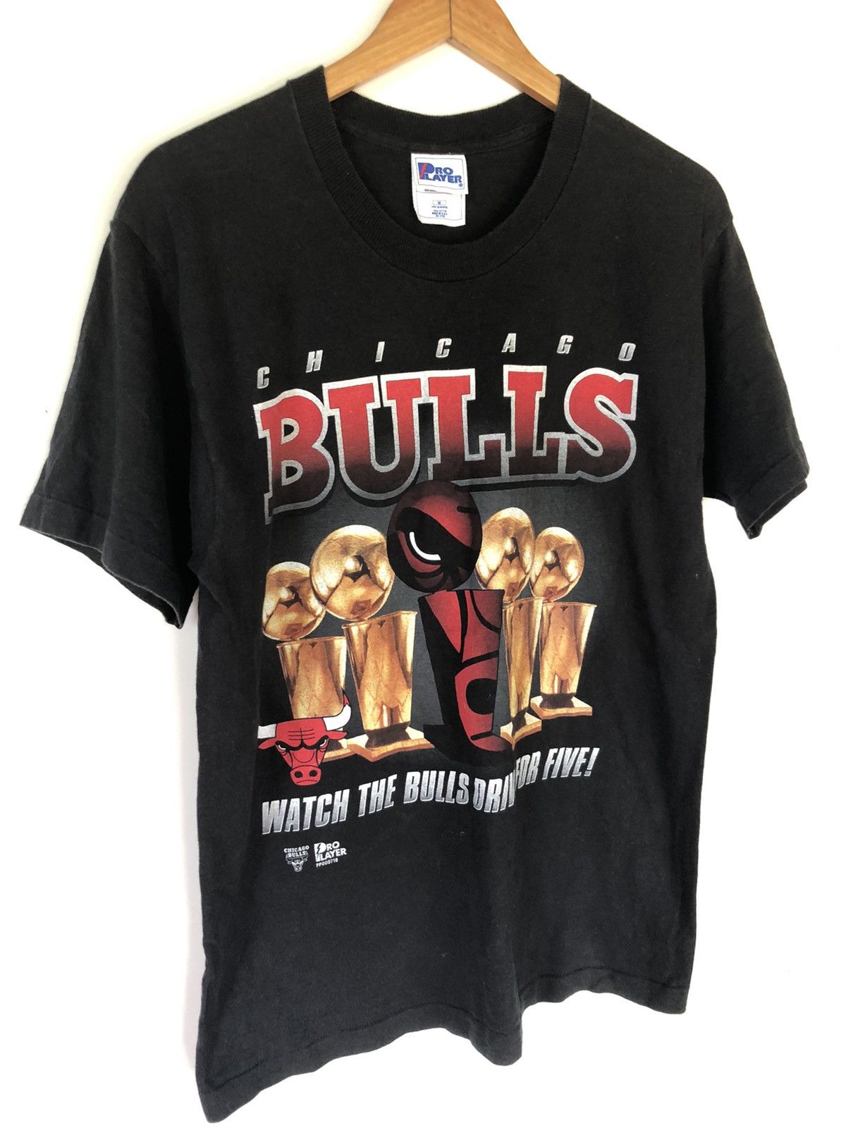 NBA SINGLE STITCH Chicago bull watch the bulls drive for five! Size US M / EU 48-50 / 2 - 4 Thumbnail