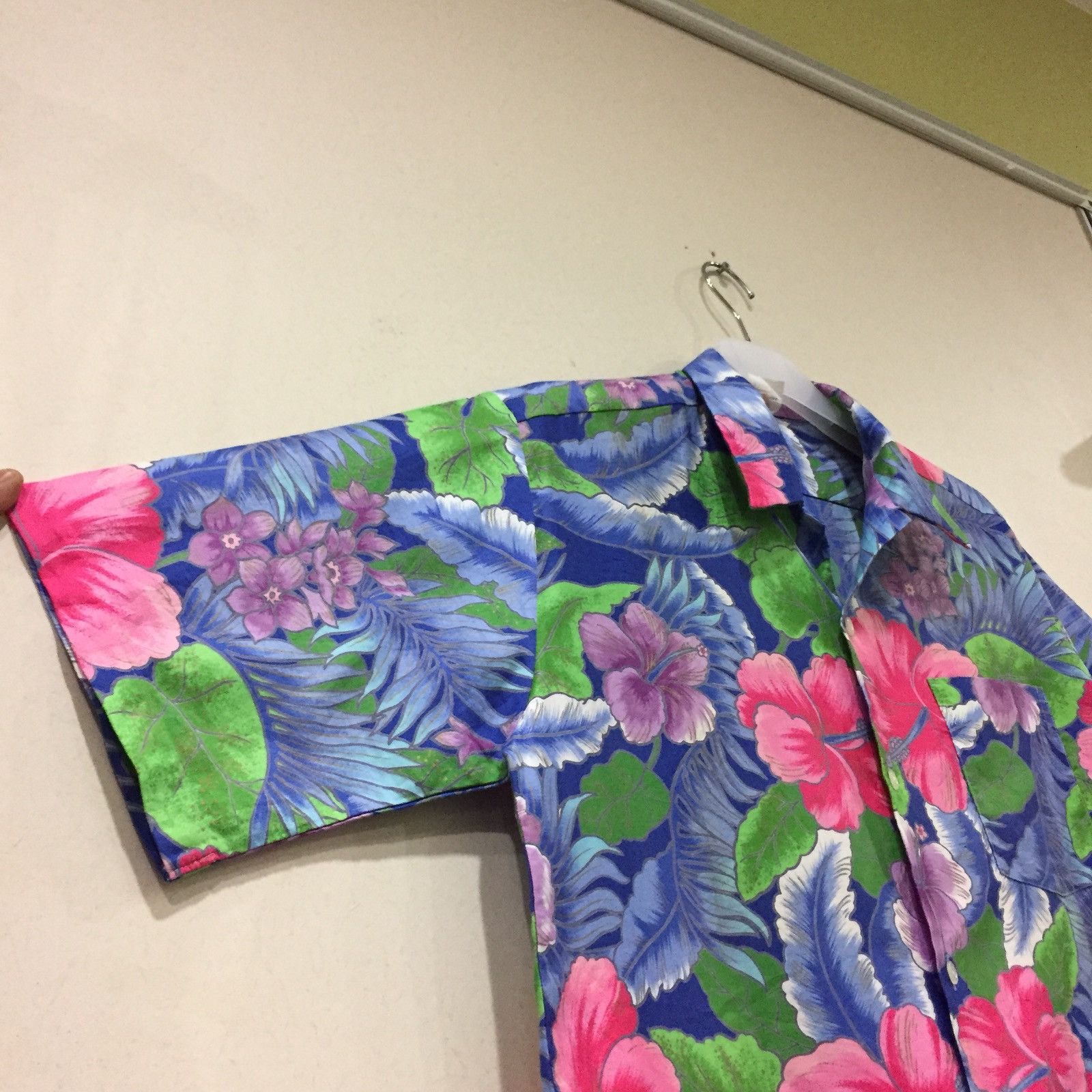 Japanese Brand HAWAII shirt botton up flowers design... hibiscus flowers.. Size US M / EU 48-50 / 2 - 7 Thumbnail