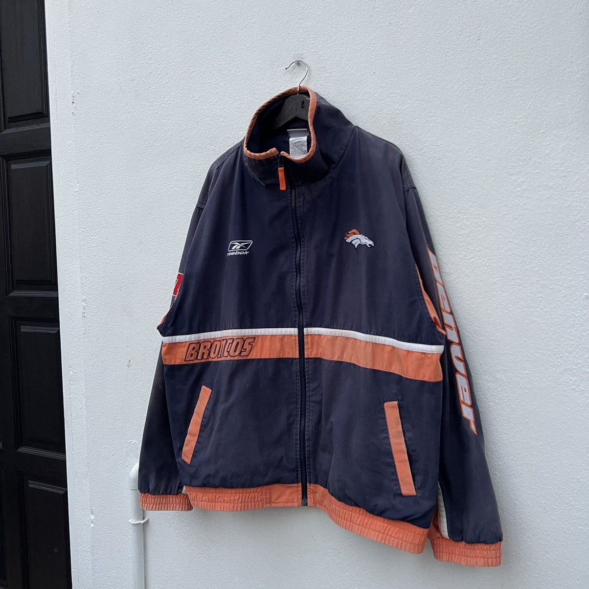 NFL VINTAGE DENVER BRONCOS REEBOK NFL JACKET BIG LOGO Size US XL / EU 56 / 4 - 3 Thumbnail