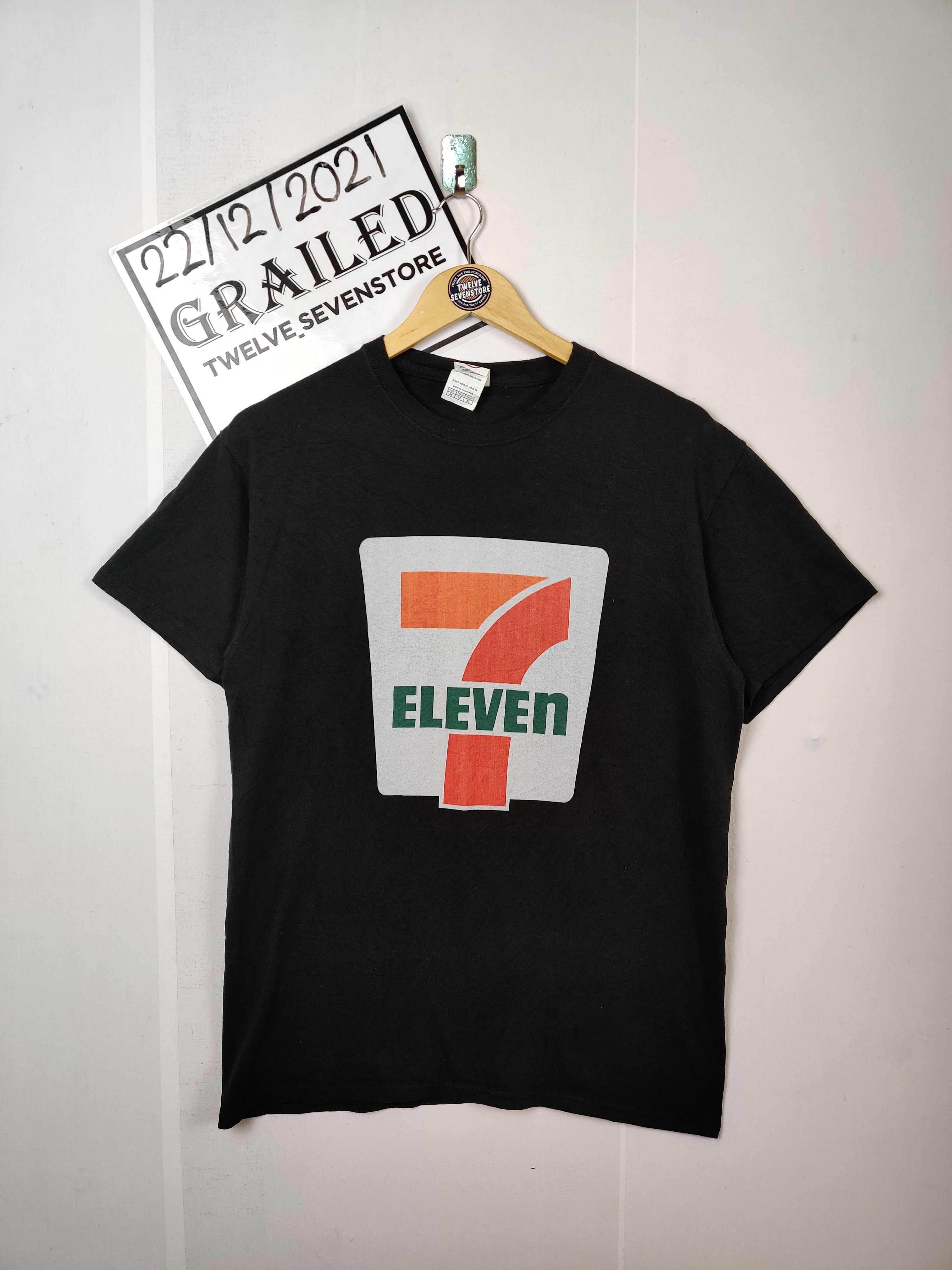 Japanese Brand Vintage Japanese Brand 7 Eleven Big Logo Crew Tee Tshirt Size US M / EU 48-50 / 2 - 1 Thumbnail