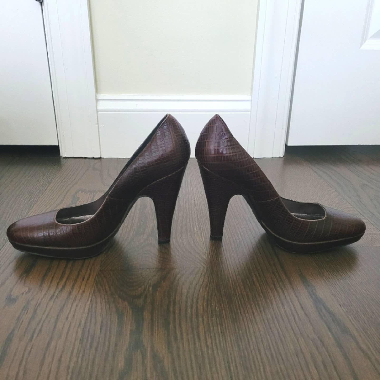 Barbara Bui Alligator Crocodile Leather Platform Pumps Classic Work Size US 7.5 / IT 37.5 - 4 Thumbnail