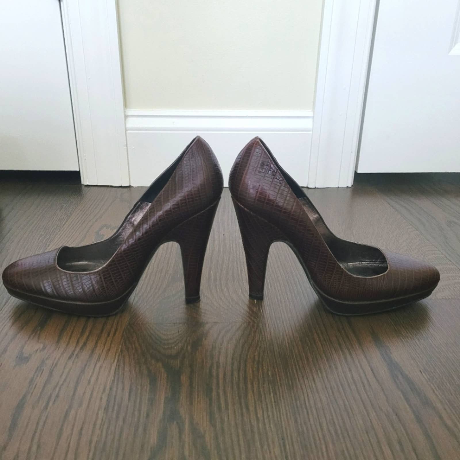 Barbara Bui Alligator Crocodile Leather Platform Pumps Classic Work Size US 7.5 / IT 37.5 - 5 Thumbnail