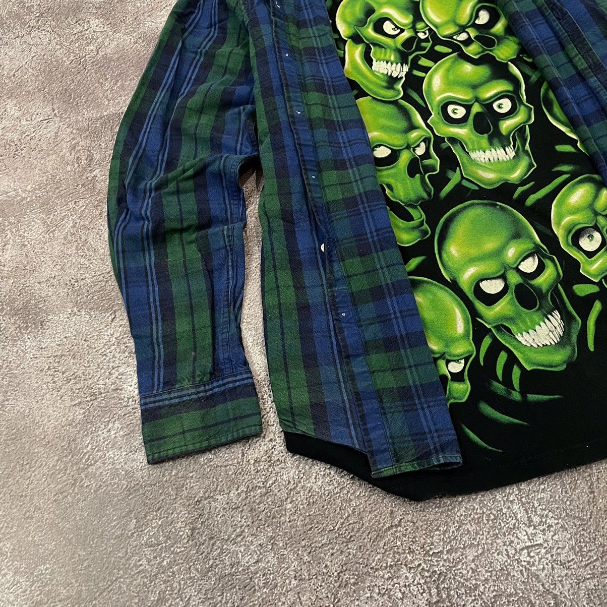 Vintage Vintage 90s Y2K Plaid Shirt Skull Graphic Streetwear Faded L Size US L / EU 52-54 / 3 - 3 Thumbnail