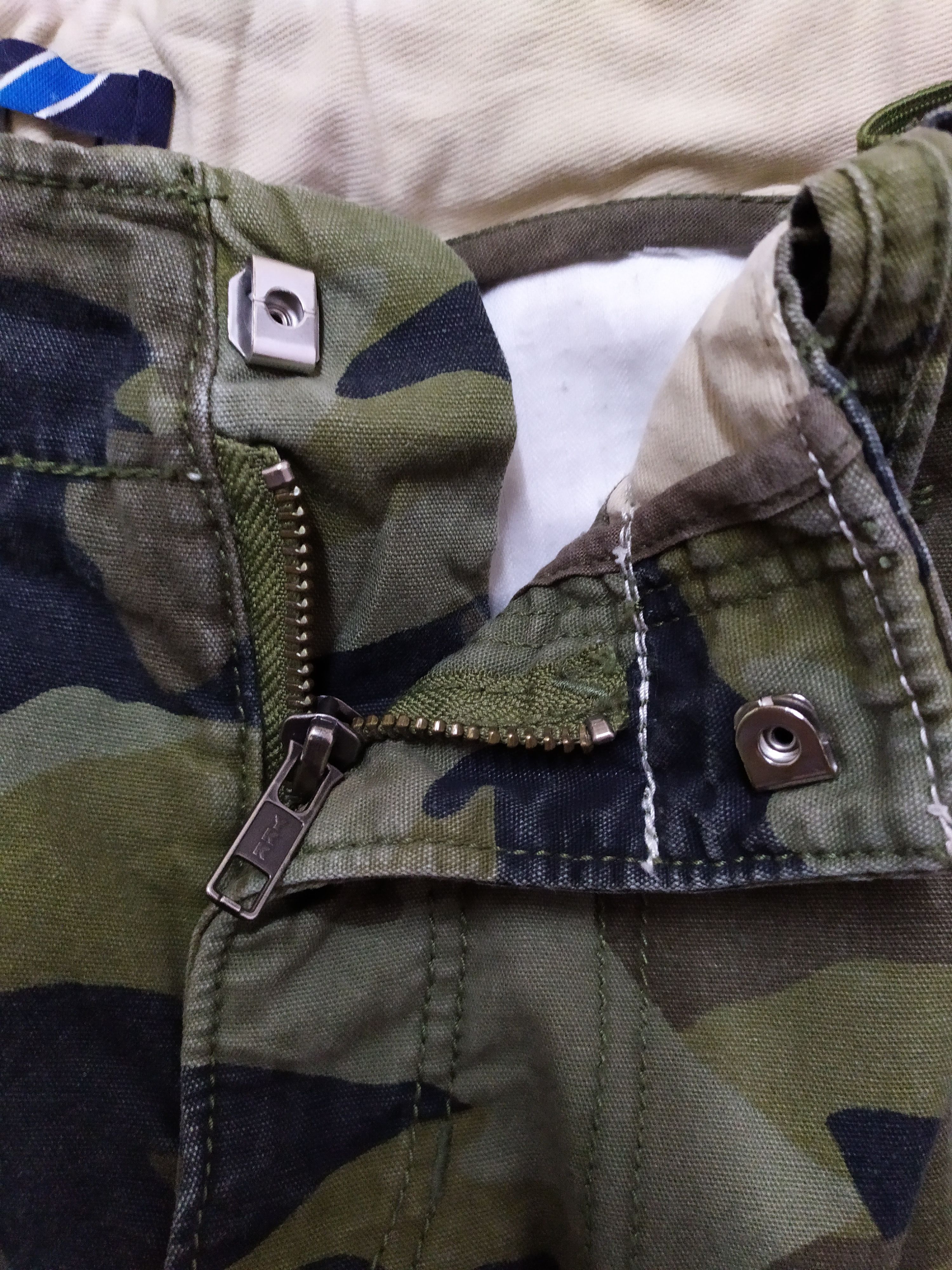 Japanese Brand VINTAGE JAPANESE FLARE FADED CAMO CARGO PANTS Size US 27 - 15 Thumbnail