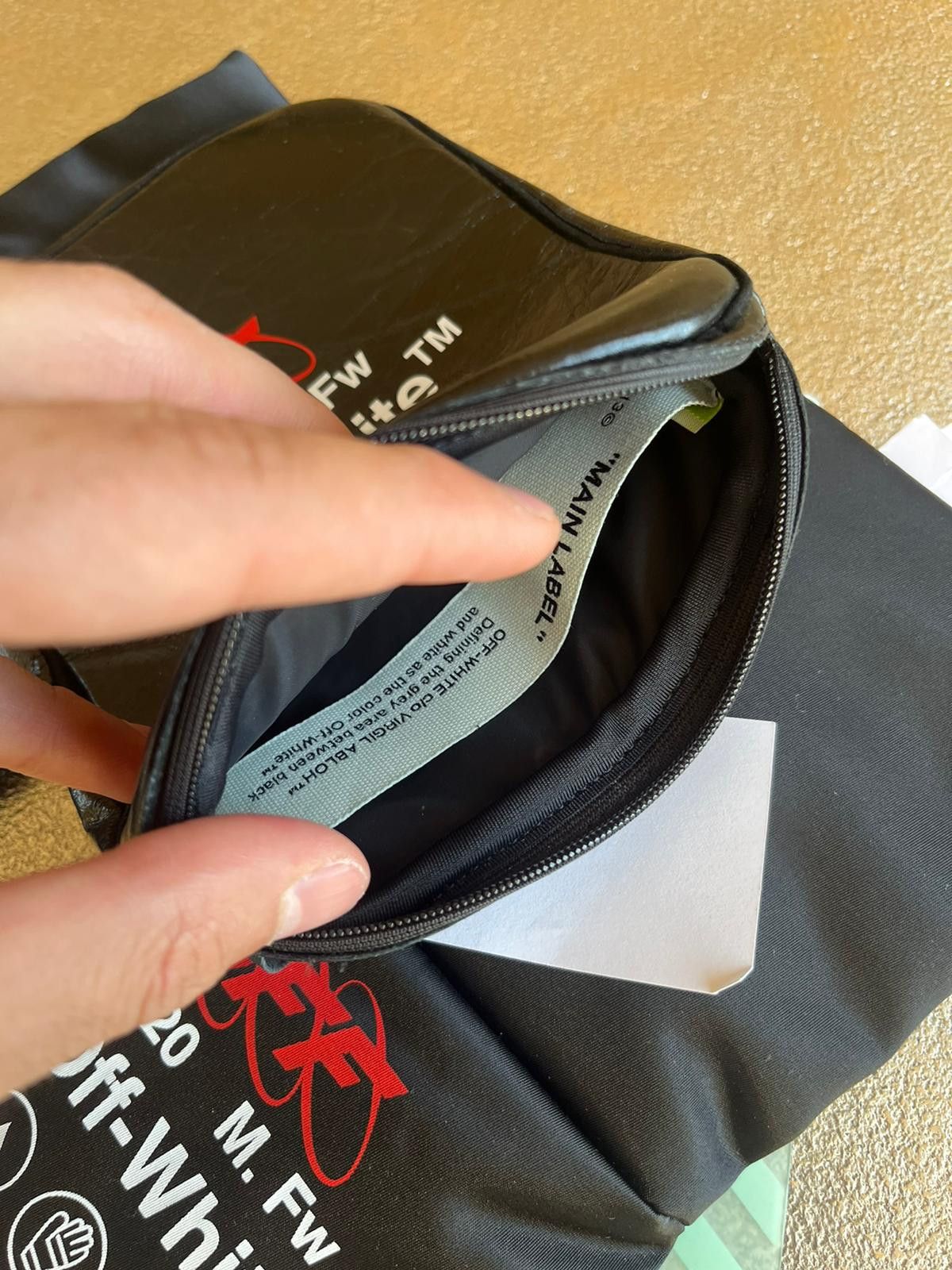 Off-White Leather Pouch Gloves in Black Size ONE SIZE - 10 Thumbnail
