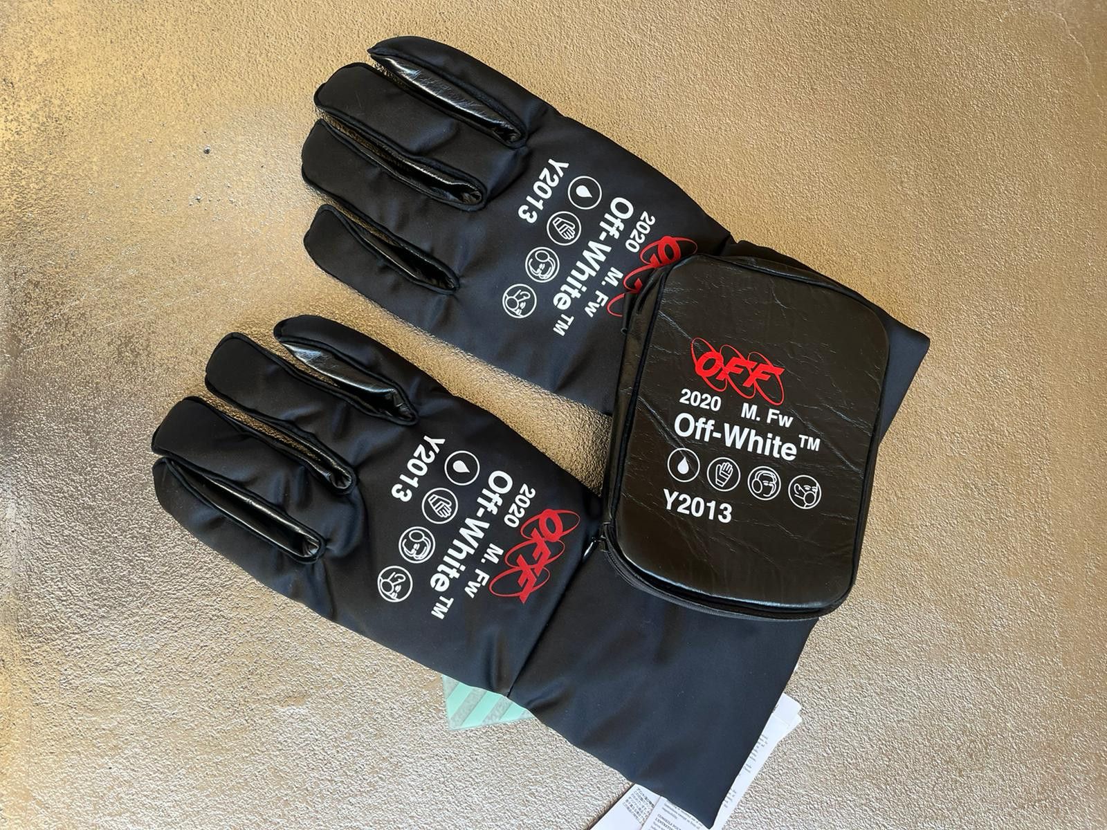 Off-White Leather Pouch Gloves in Black Size ONE SIZE - 1 Thumbnail