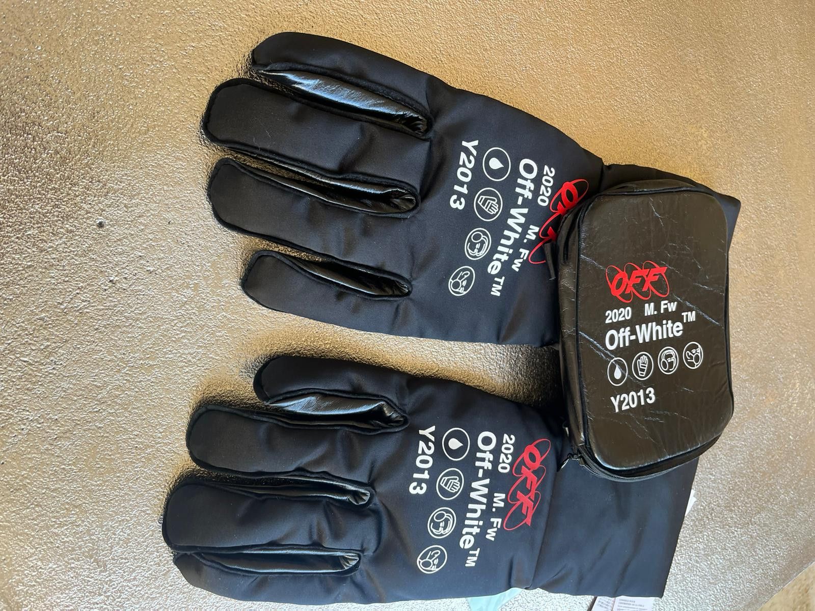 Off-White Leather Pouch Gloves in Black Size ONE SIZE - 4 Thumbnail