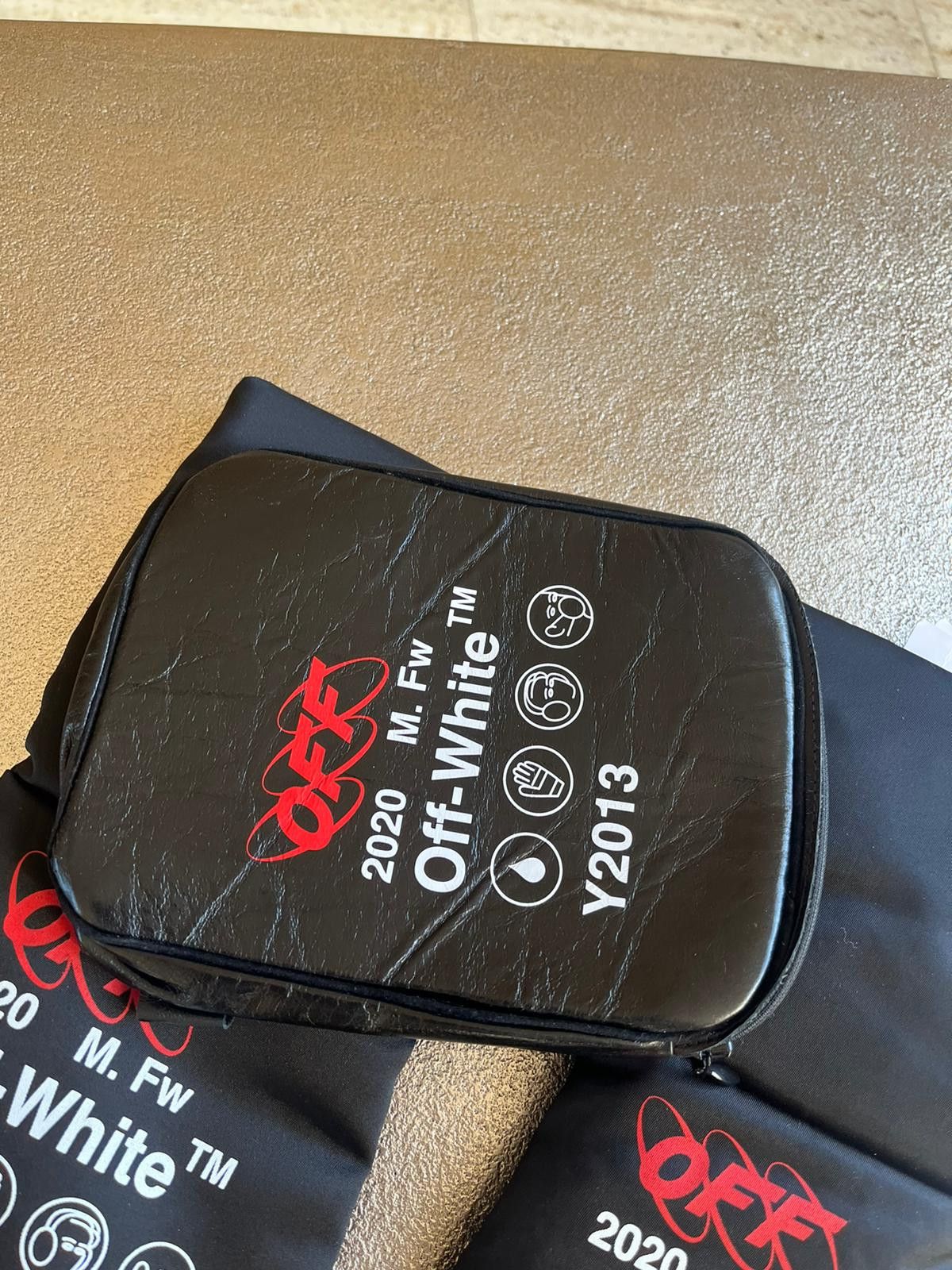 Off-White Leather Pouch Gloves in Black Size ONE SIZE - 7 Thumbnail
