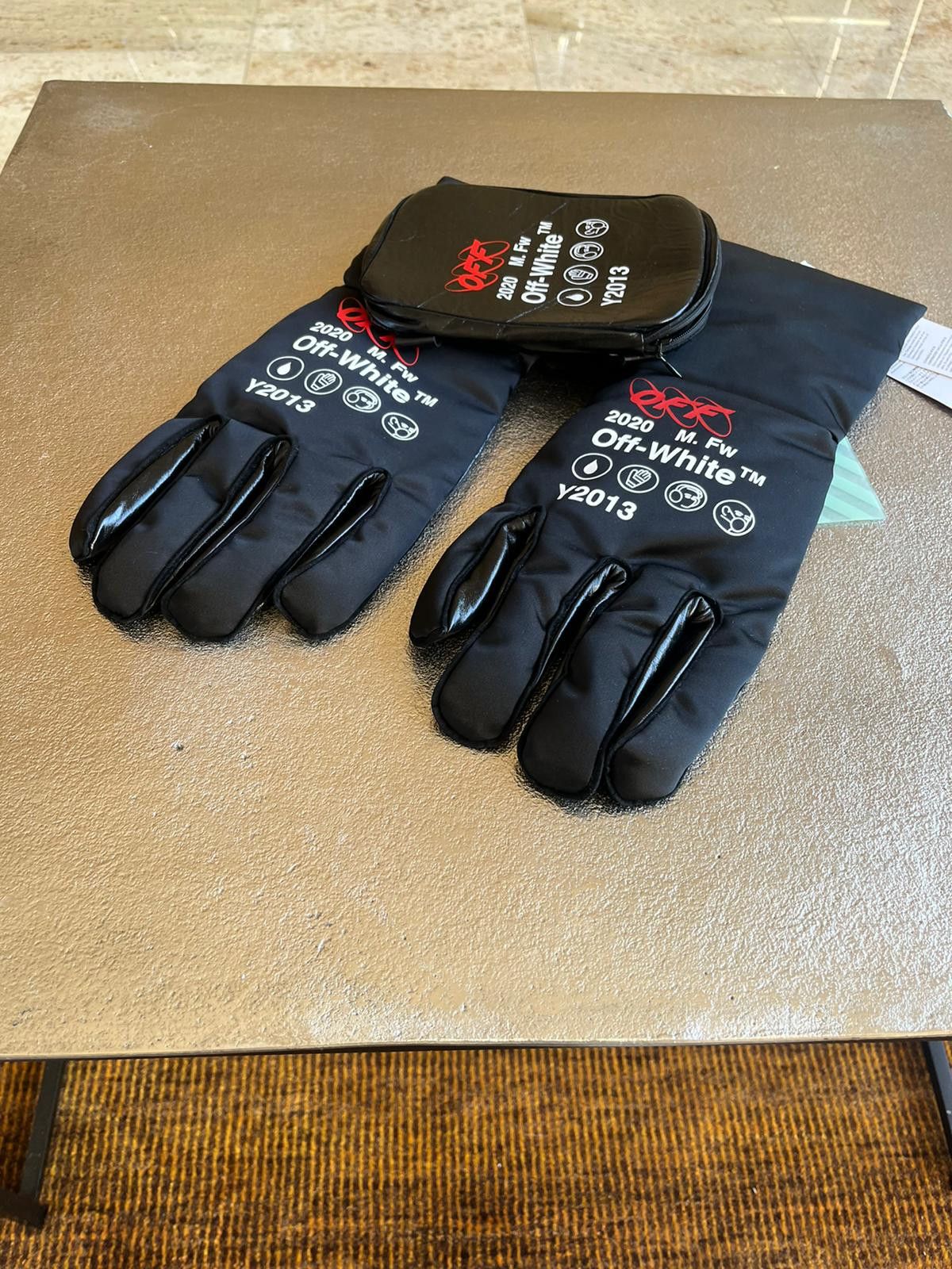 Off-White Leather Pouch Gloves in Black Size ONE SIZE - 3 Thumbnail