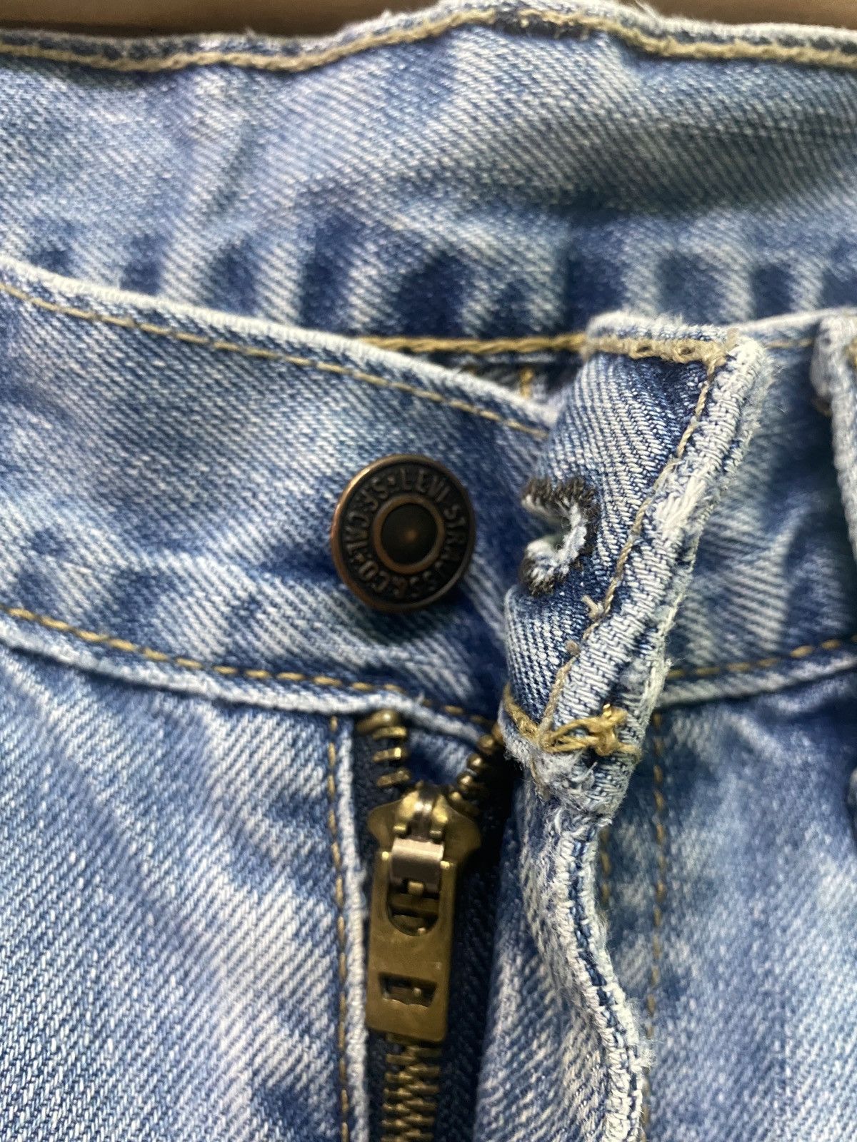 Levi's × Vintage Vintage LEVIS 505 Light Wash Distressed Jeans - L5 Size US 33 - 7 Thumbnail
