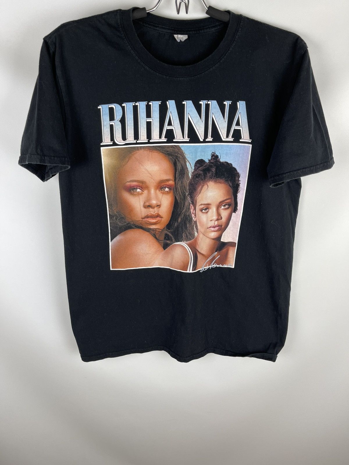 Band Tees Rihanna vintage big logo Gildan band tee shirt Size US M / EU 48-50 / 2 - 4 Thumbnail
