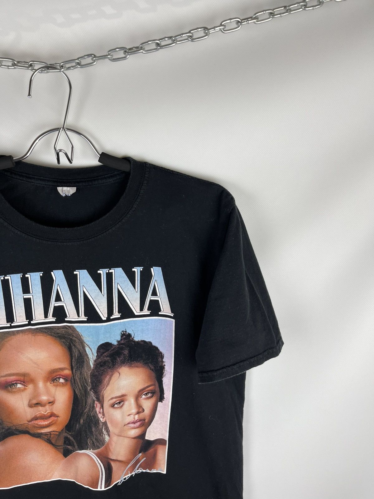 Band Tees Rihanna vintage big logo Gildan band tee shirt Size US M / EU 48-50 / 2 - 3 Thumbnail