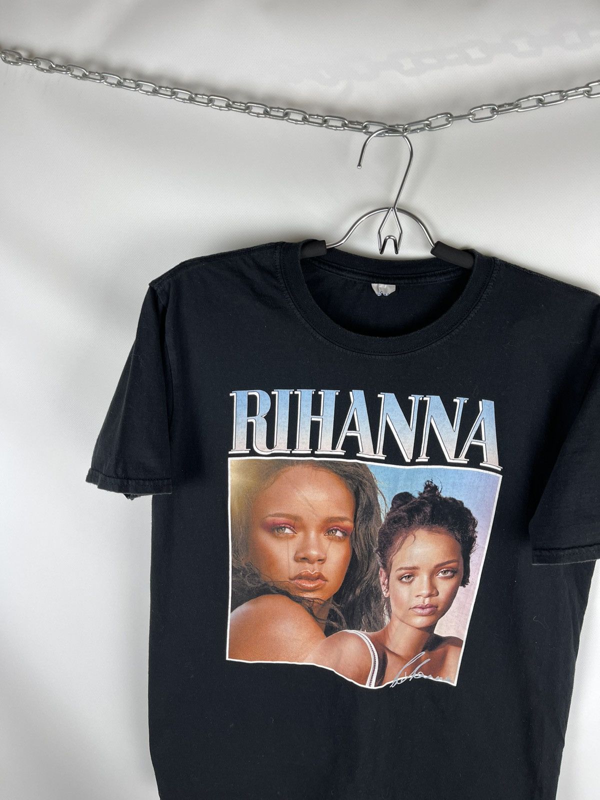 Band Tees Rihanna vintage big logo Gildan band tee shirt Size US M / EU 48-50 / 2 - 2 Thumbnail